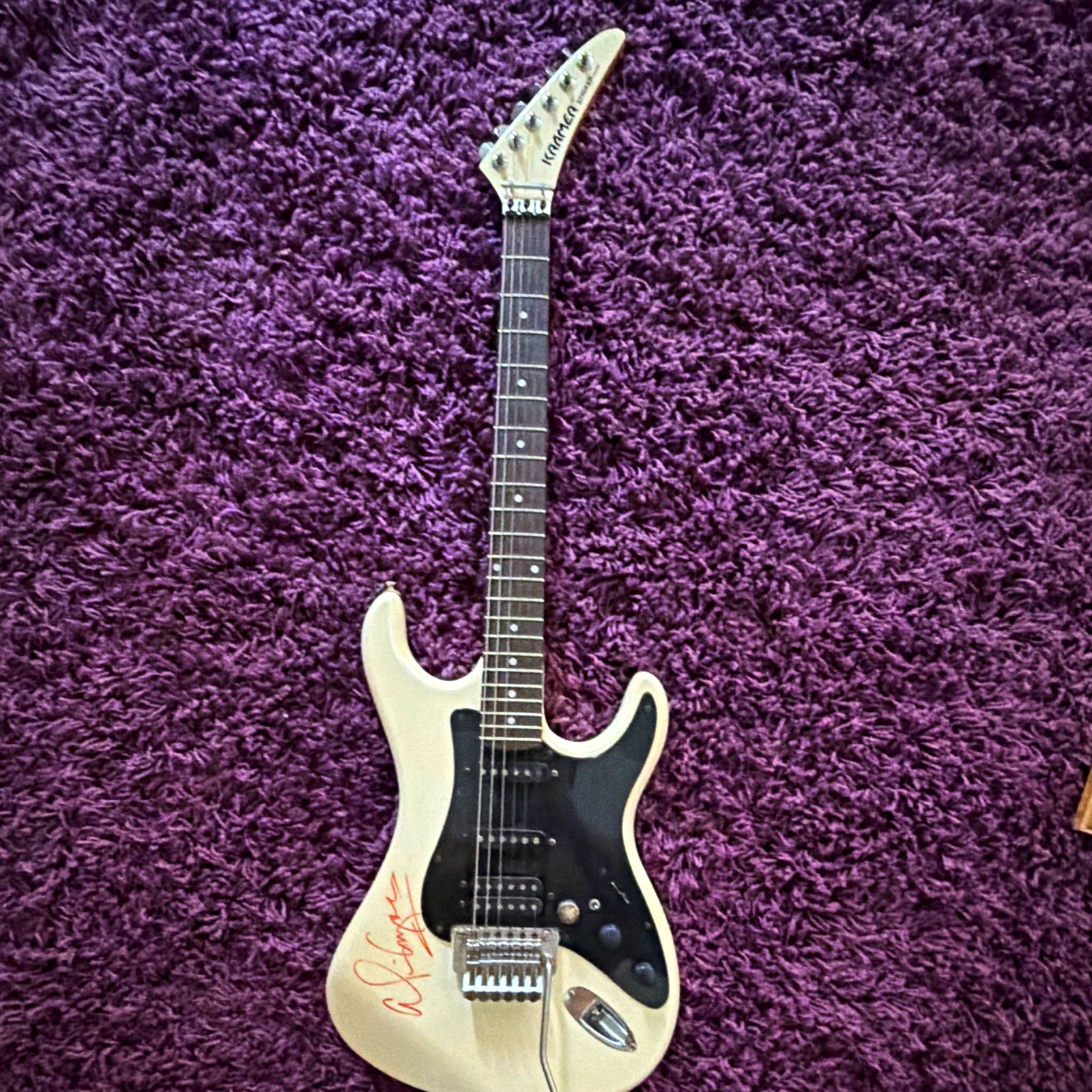 White Kramer Striker 300ST White Electric Guitar Signed by Alice Cooper/W Photo