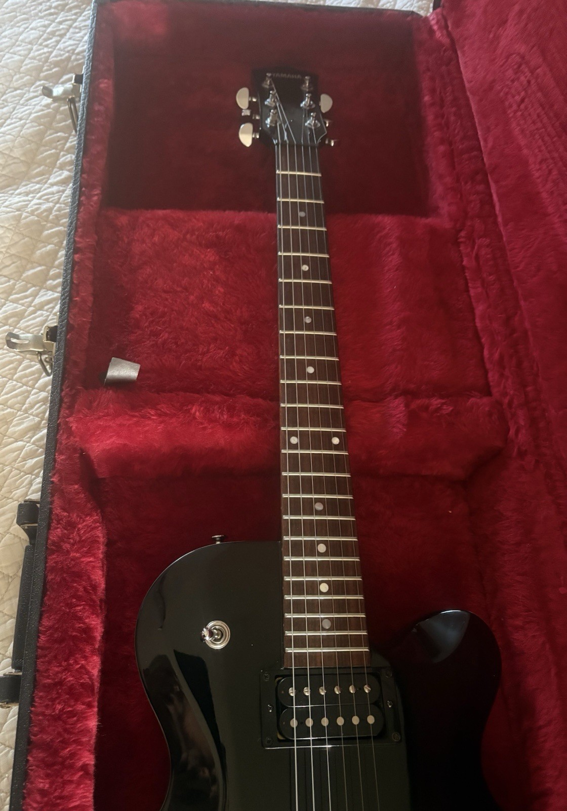 Yamaha AES420 AES Series Solid Body 6-String Electric Guitar Black