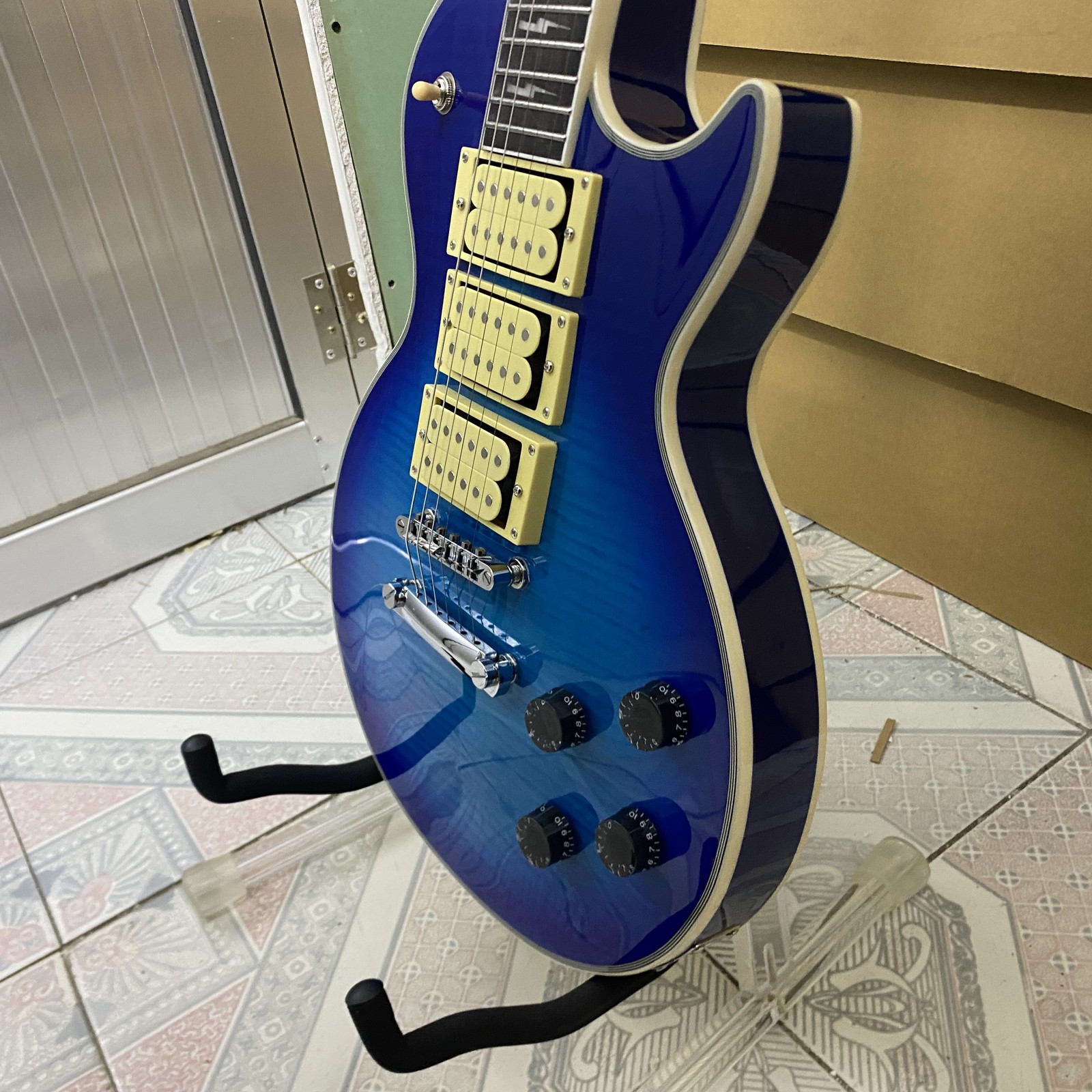 6 String LP Electric Guitar Blue Burst Tiger Flame Maple Top Professional Rock
