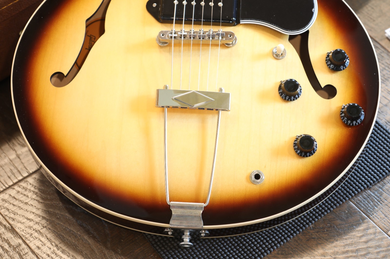 Unplayed! 2024 Gibson ES-330 Semi-Hollow Electric Guitar Vintage Sunburst + OHSC