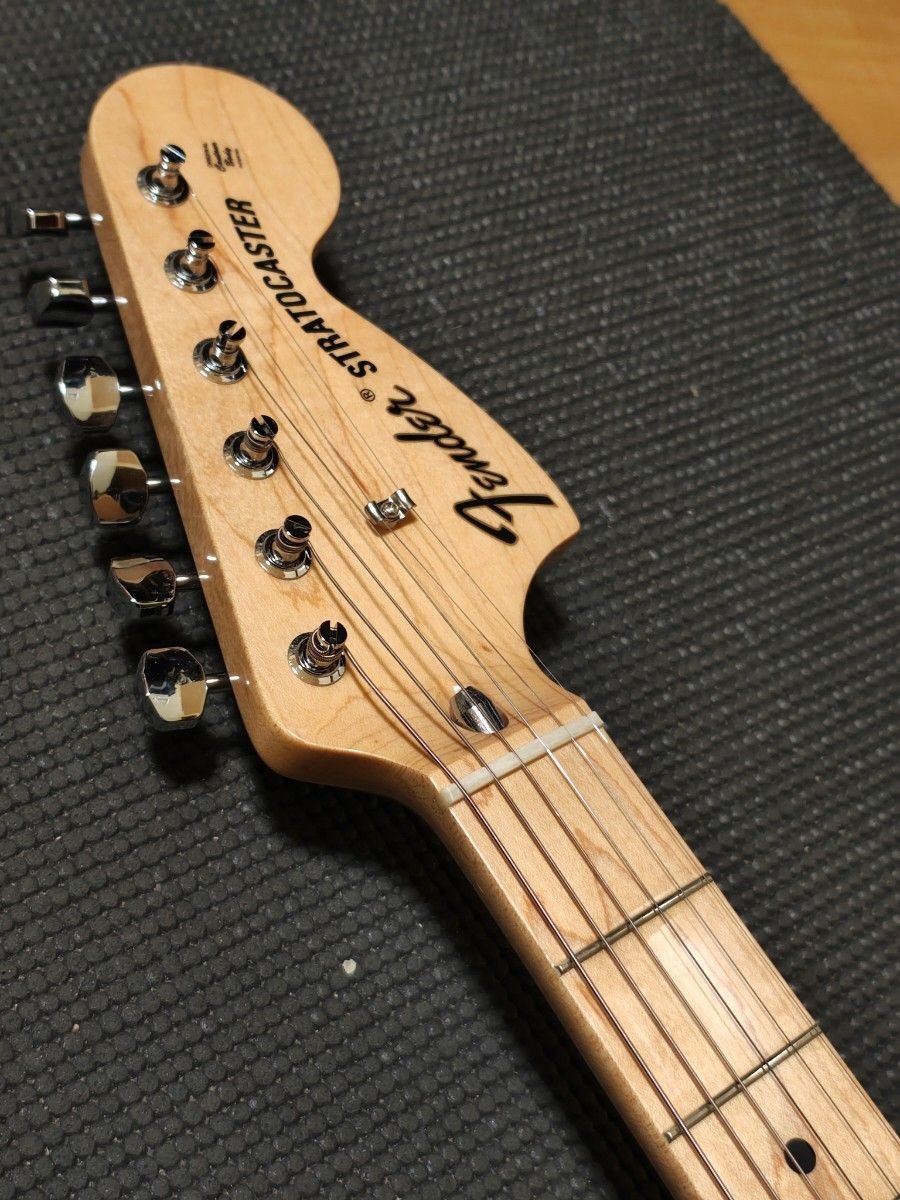 Fender Japan TRADNLⅡ70sSTRAT MN White Ash Body Maple Neck Hard Case Included