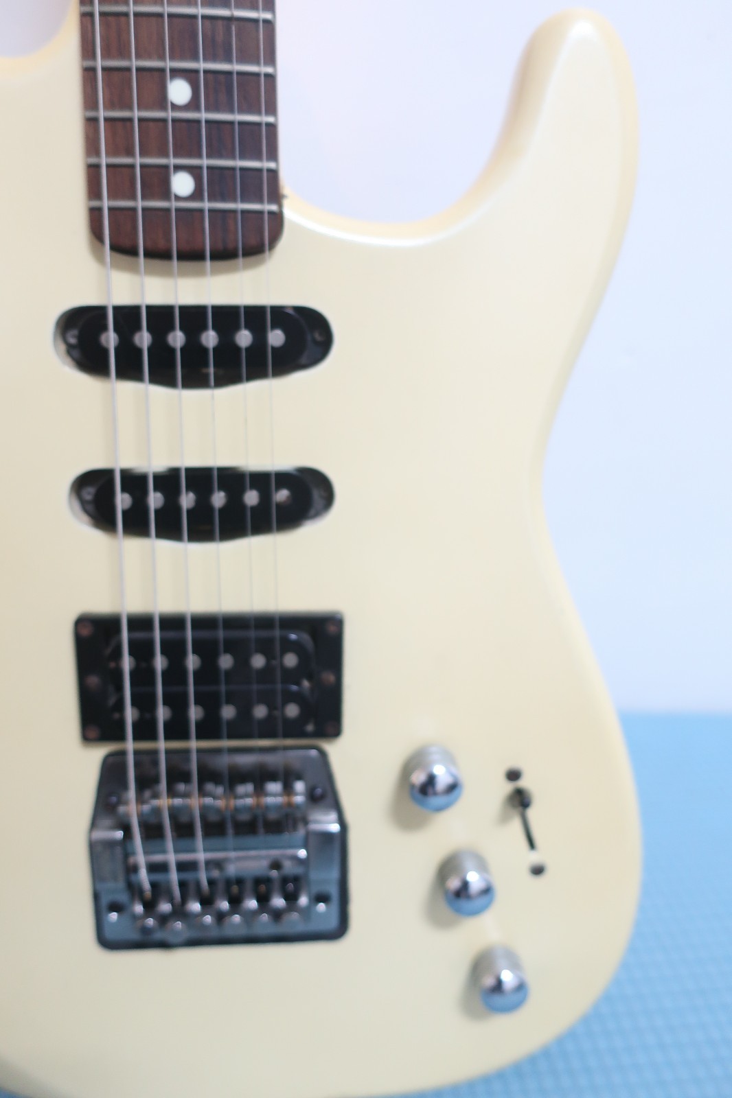 Squier HSS Stratocaster Cream – Fender and Dimarzio Pickups, Coil Split.