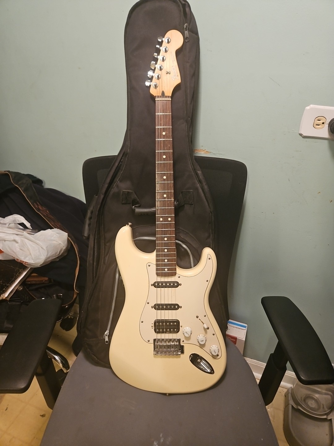 2004 FENDER Standard “Fat” Strat® HSS – MIM – Cream with dirty finger pickup