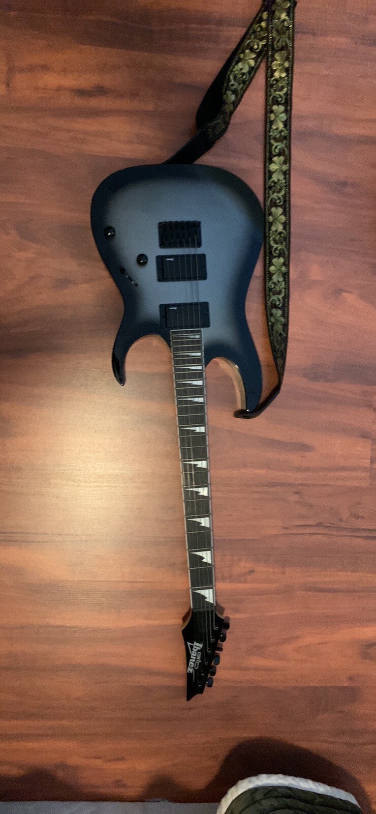 Ibanez Grg Metallic Gray Sunburst With 10g Fender Amp, 2 8ft Aux Cords, Pedals