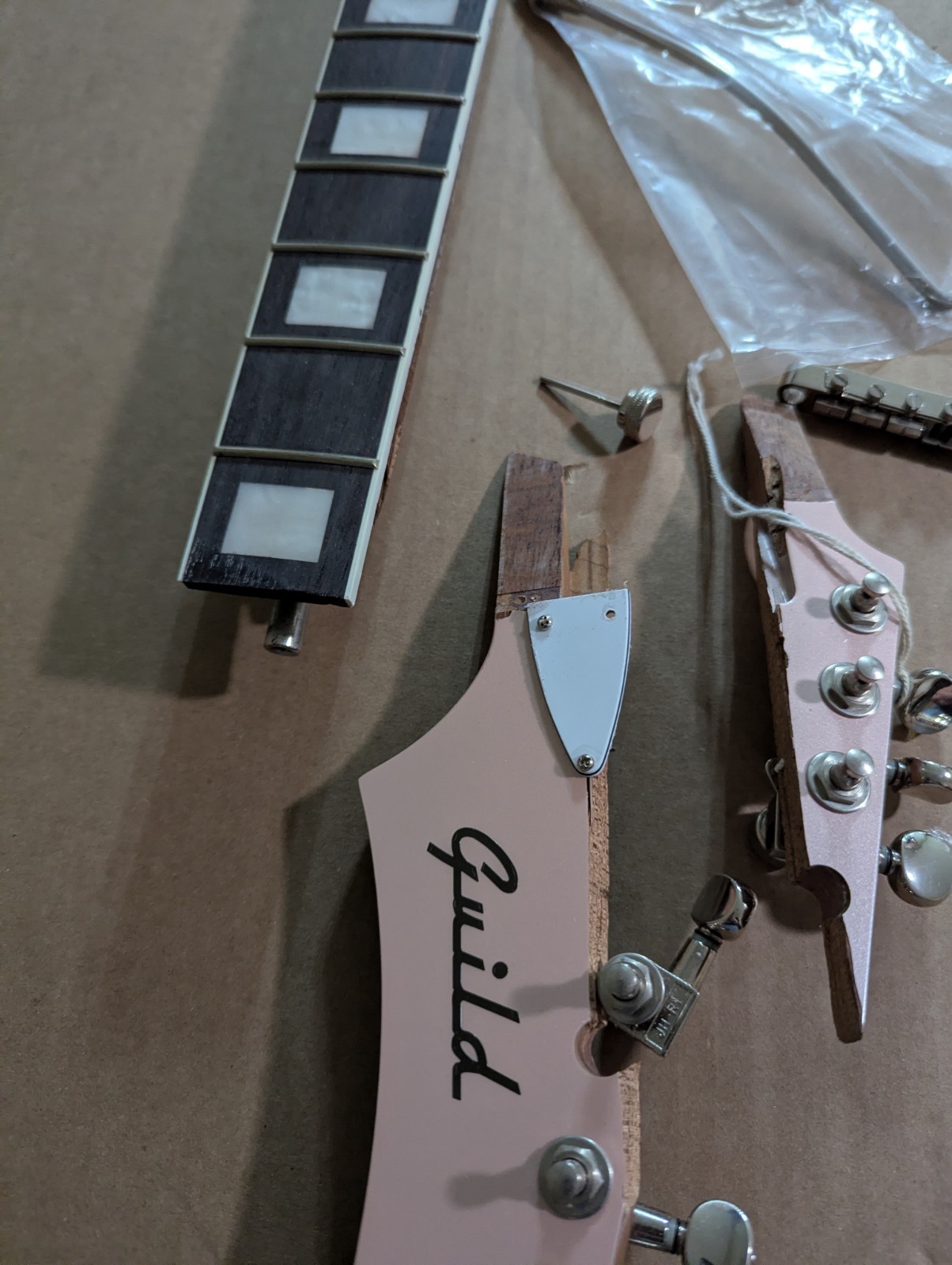 Guild Surfliner Deluxe Solidbody Electric Guitar W Floating Vibrato Tail – ISSUE