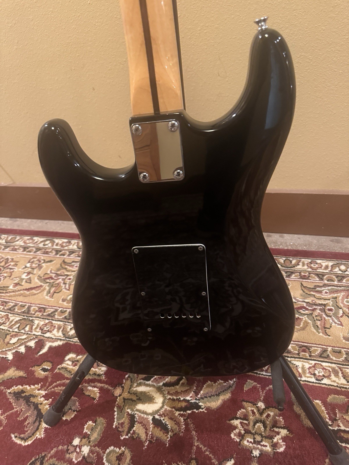 Arbor Fender Stratocaster Solid-Body 6-String RH Maple Neck Black Hard Case