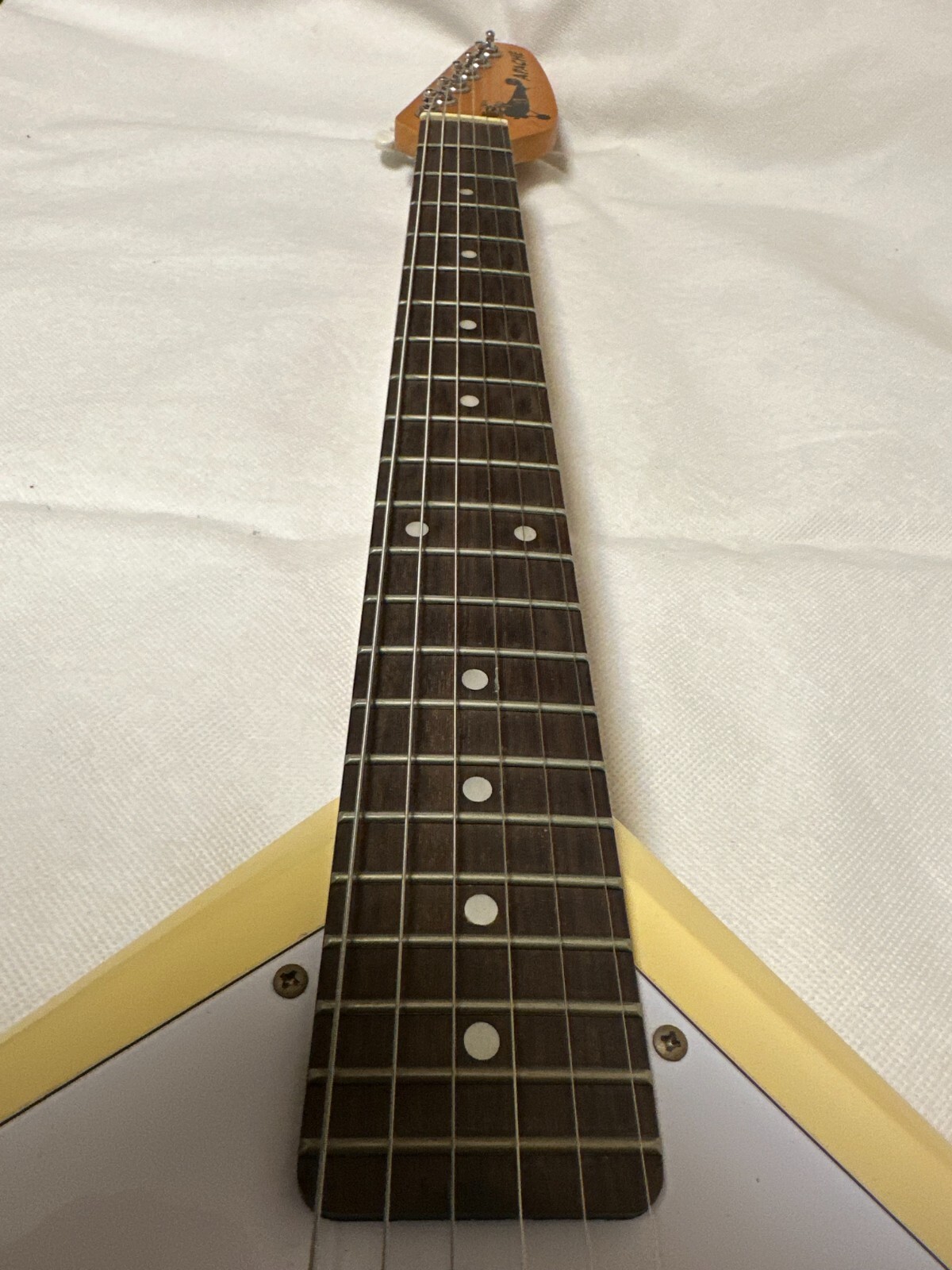 VOX APACHE-2 Phantom Guitar Vintage White Built-in Speaker Battery Drive