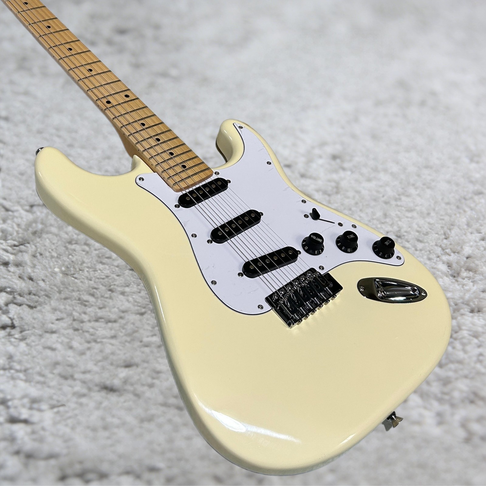 ST Electric Guitar Cream Yellow Color Mahogany Body Maple Fretboard Big Head