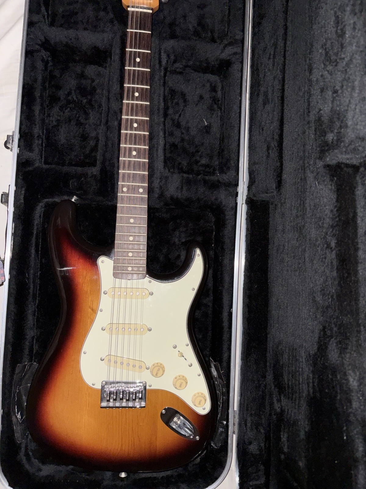 Fender Stratocaster XII 12-String Electric Guitar Sunburst Right-Handed w/ Case