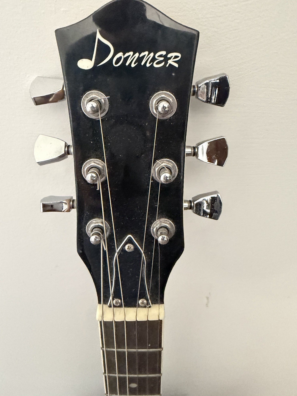 Donner DLP-124 6-String LP Style Electric Guitar – Sunburst And Fender Case