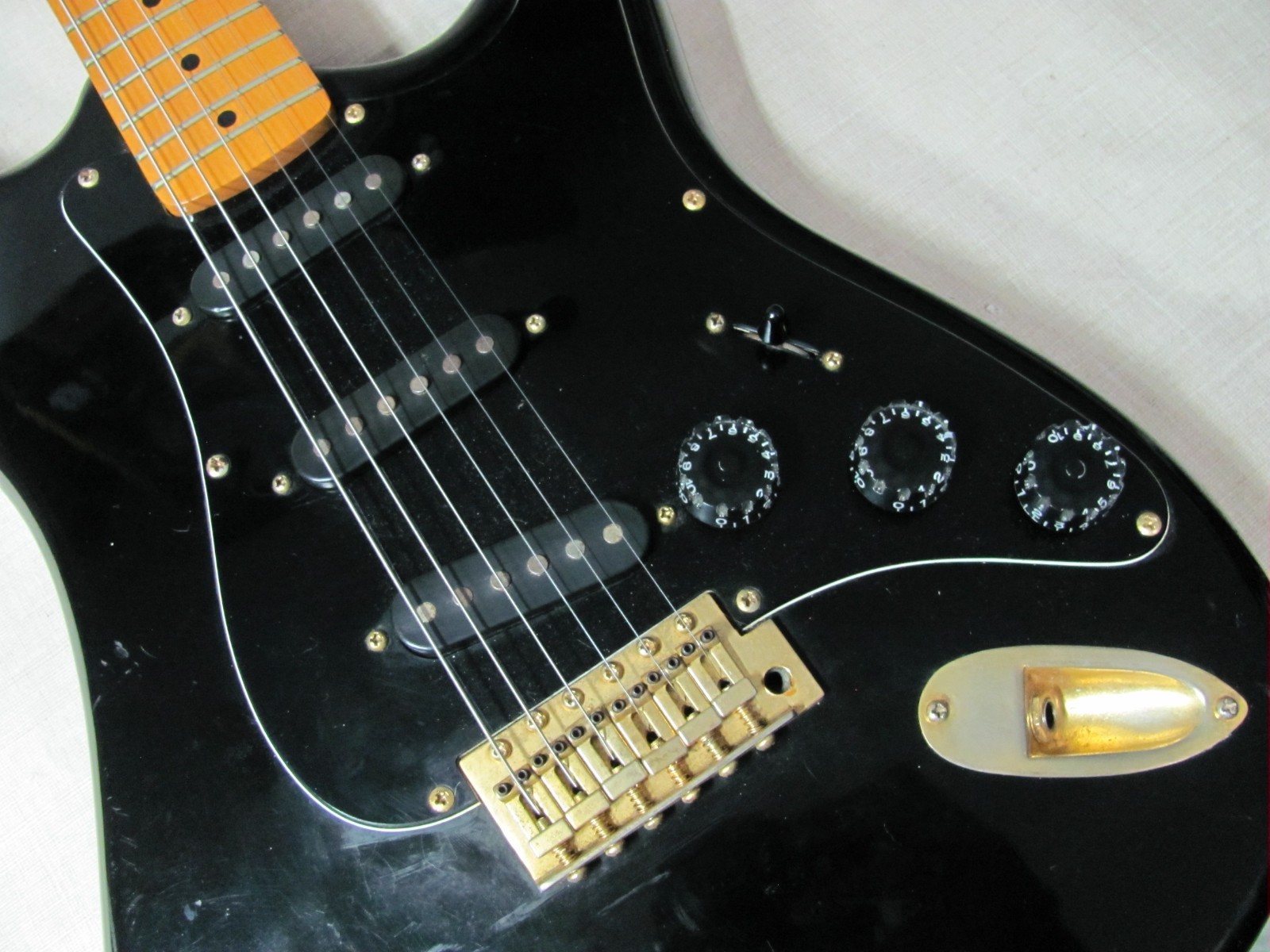 HARMONY H80BG ELECTRIC GUITAR BLACK AND GOLD VINTAGE 1980’S GOOD CONDITION