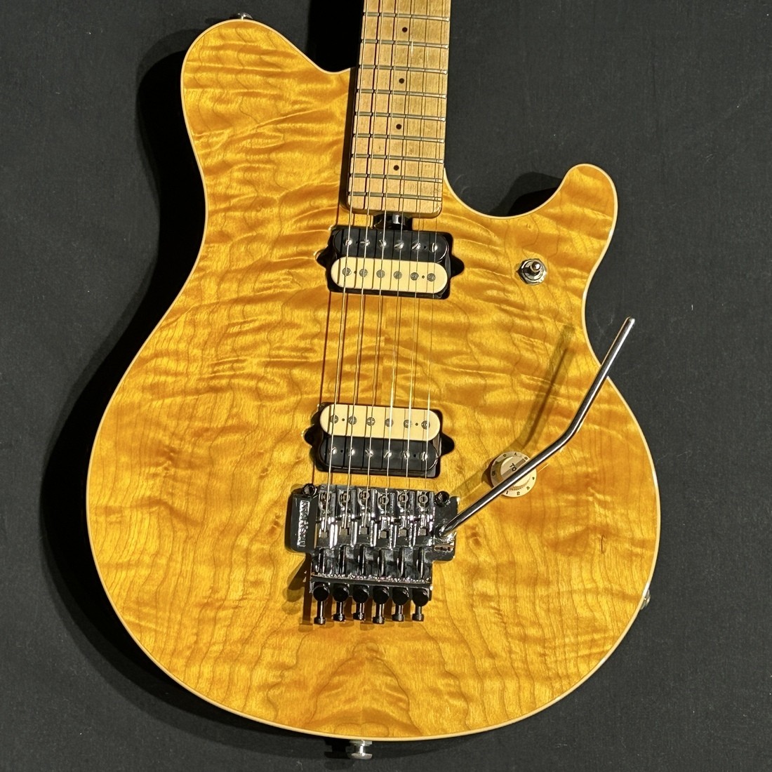 Music Man EVH Signature QMT Gold Translucent Electric Guitar, 3.4kg, Used