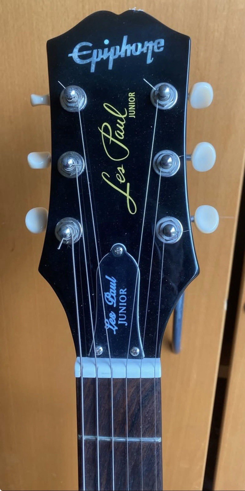 Epiphone 2025 “inspired by Gibson” Les Paul Junior Sunburst P-90 Pickup.