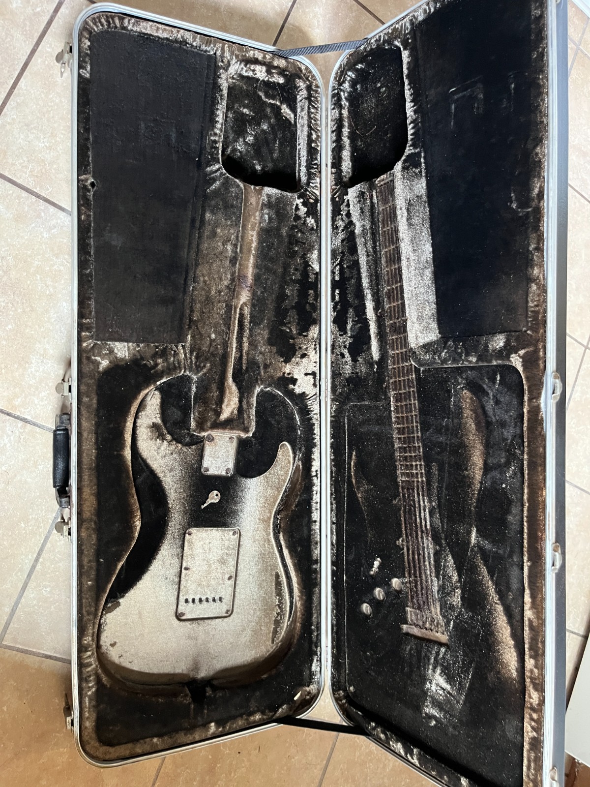 1980 1981 Fender USA American Stratocaster guitar molded hard case
