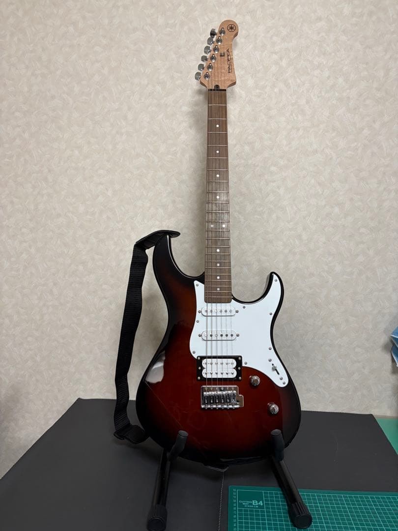 Yamaha Pacifica PAC112V Electric Guitar with Manual