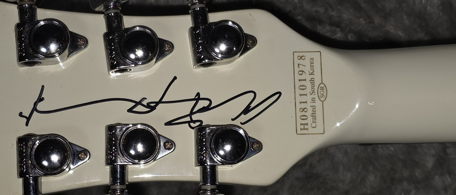 Schecter Diamond Series, custom Tempest crafted in Korea 2008. Hardcase, Strap