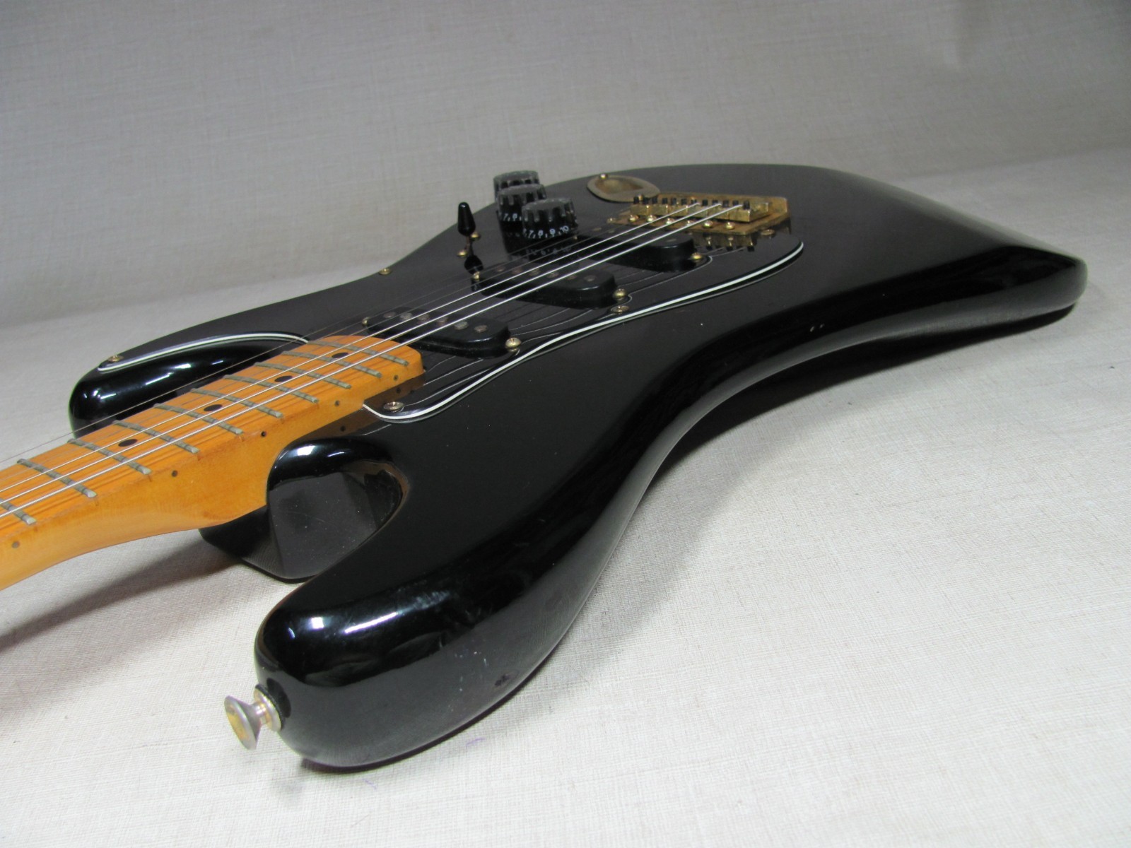 HARMONY H80BG ELECTRIC GUITAR BLACK AND GOLD VINTAGE 1980’S GOOD CONDITION