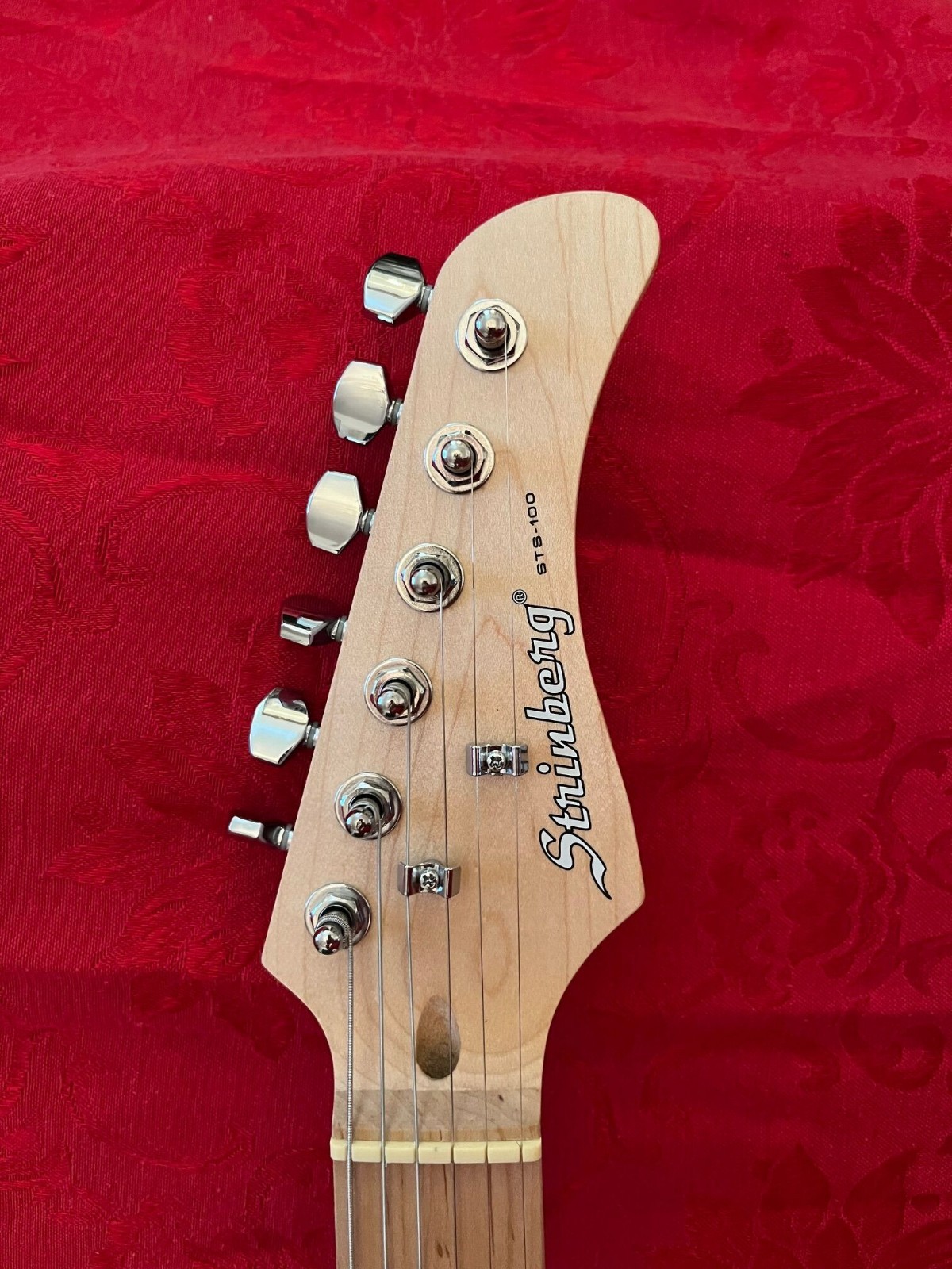 Strinberg STS 100 White Stratocaster with tremolo and included Gig Bag
