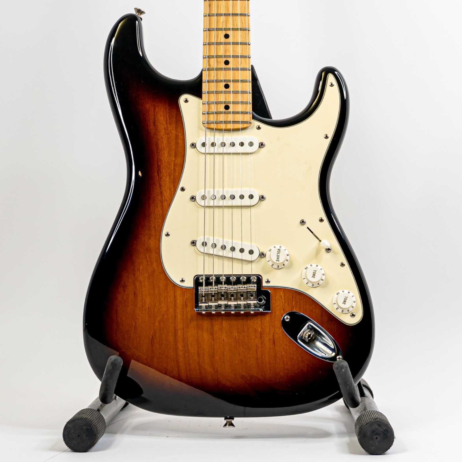 ’09 Fender Stratocaster Std. 2-Tone Sunburst w/ Maple Fretboard, Fender Gigbag