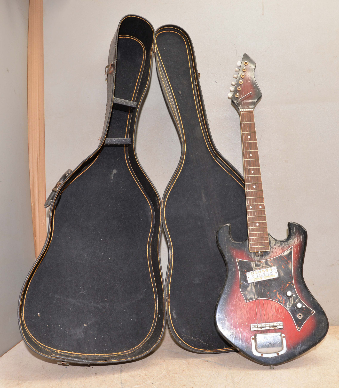 6 string electric guitar & case vintage musical instrument G5