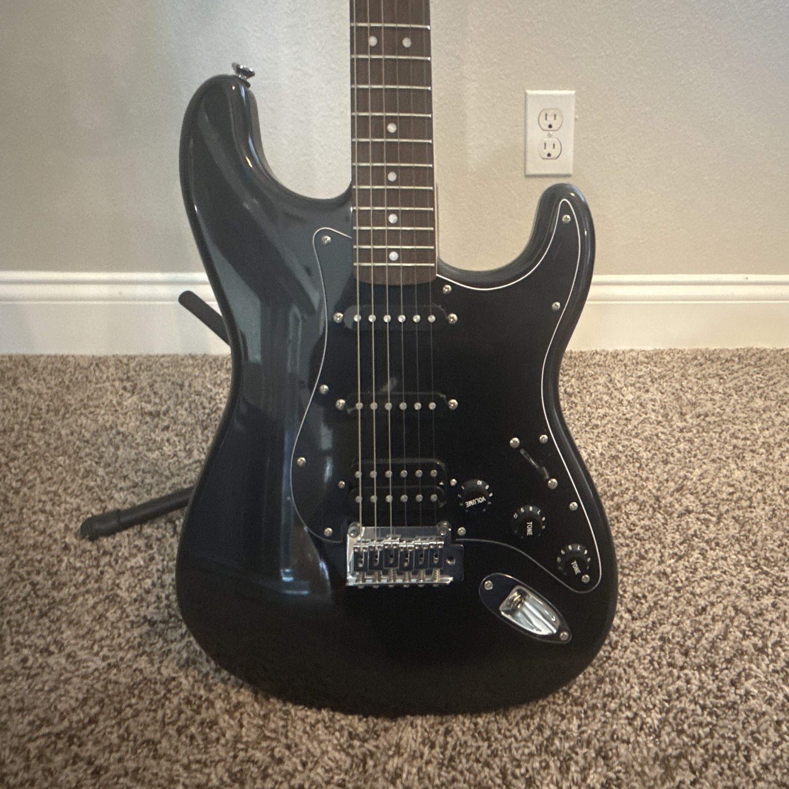 Squier Stratocaster Affinity Series Black RH 6-String Electric Guitar