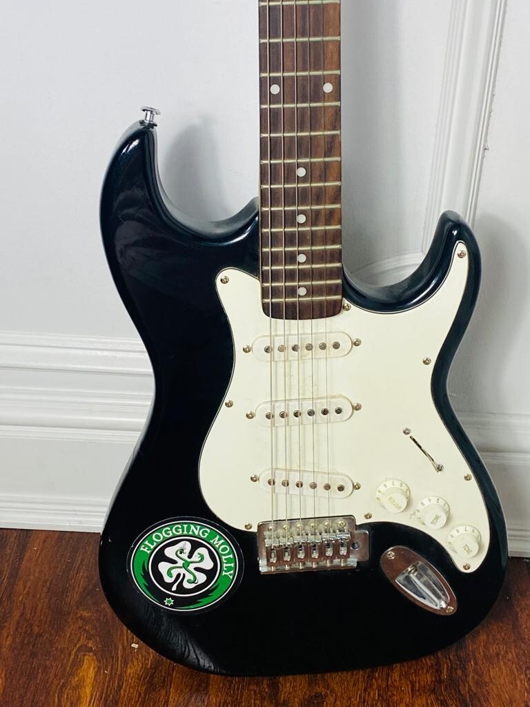 Silvertone SS11 Electric Guitar with Case