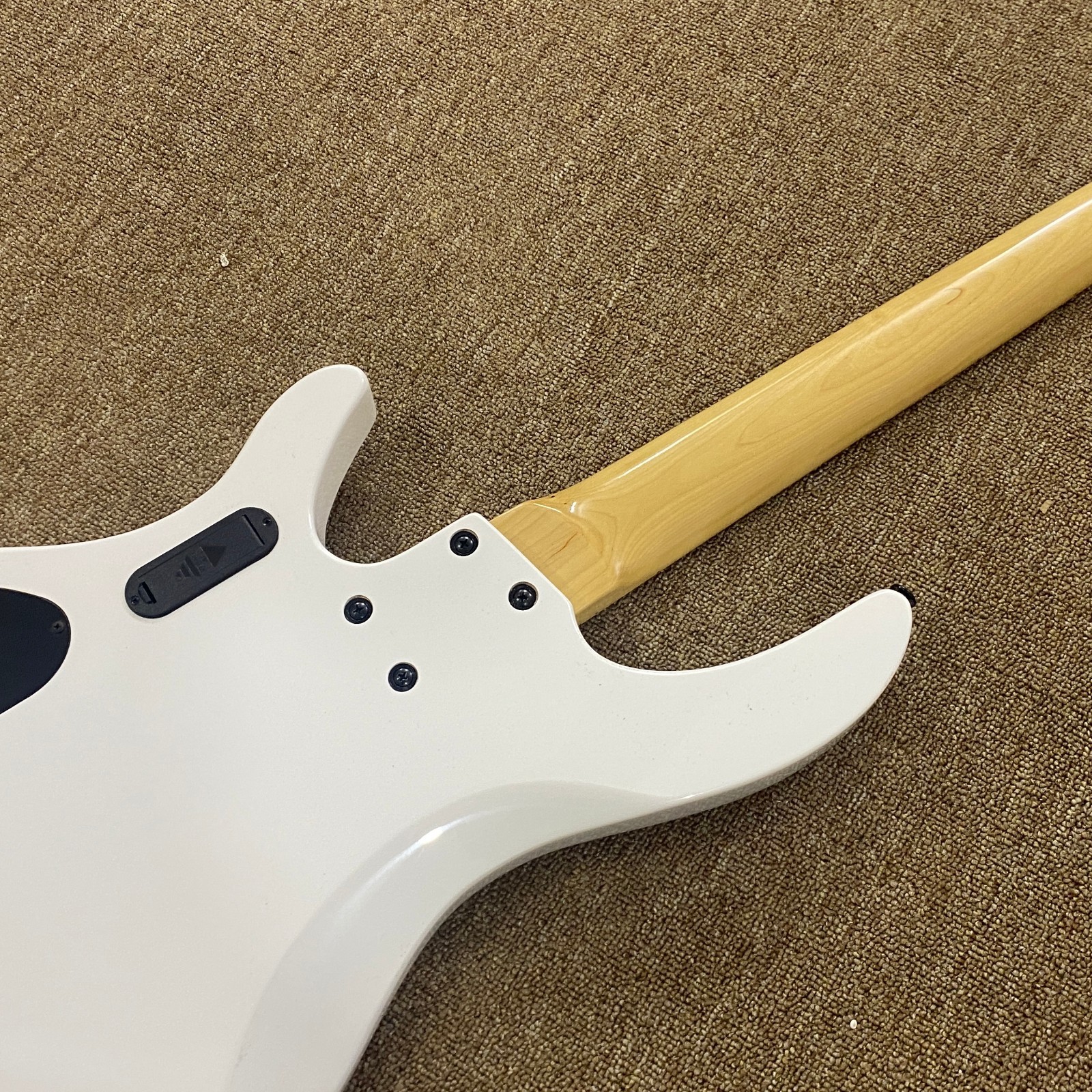 Minimalist Bass Guitar Flawless White Gloss Finish 5-String Flash Bargain