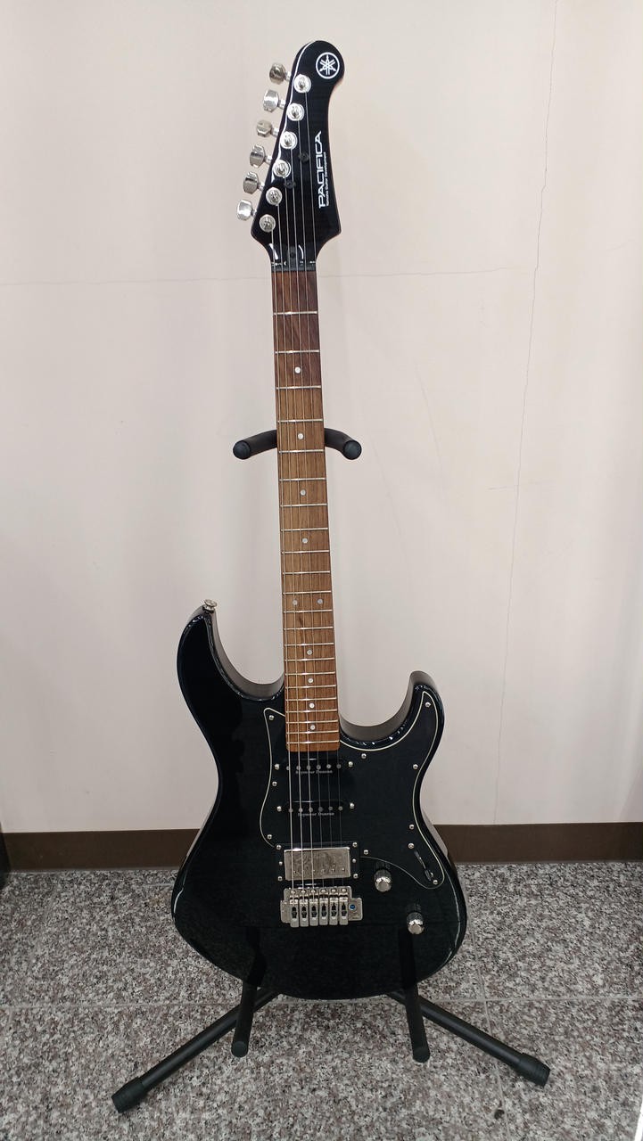 YAMAHA PAC612VIIFM Electric Guitar-04