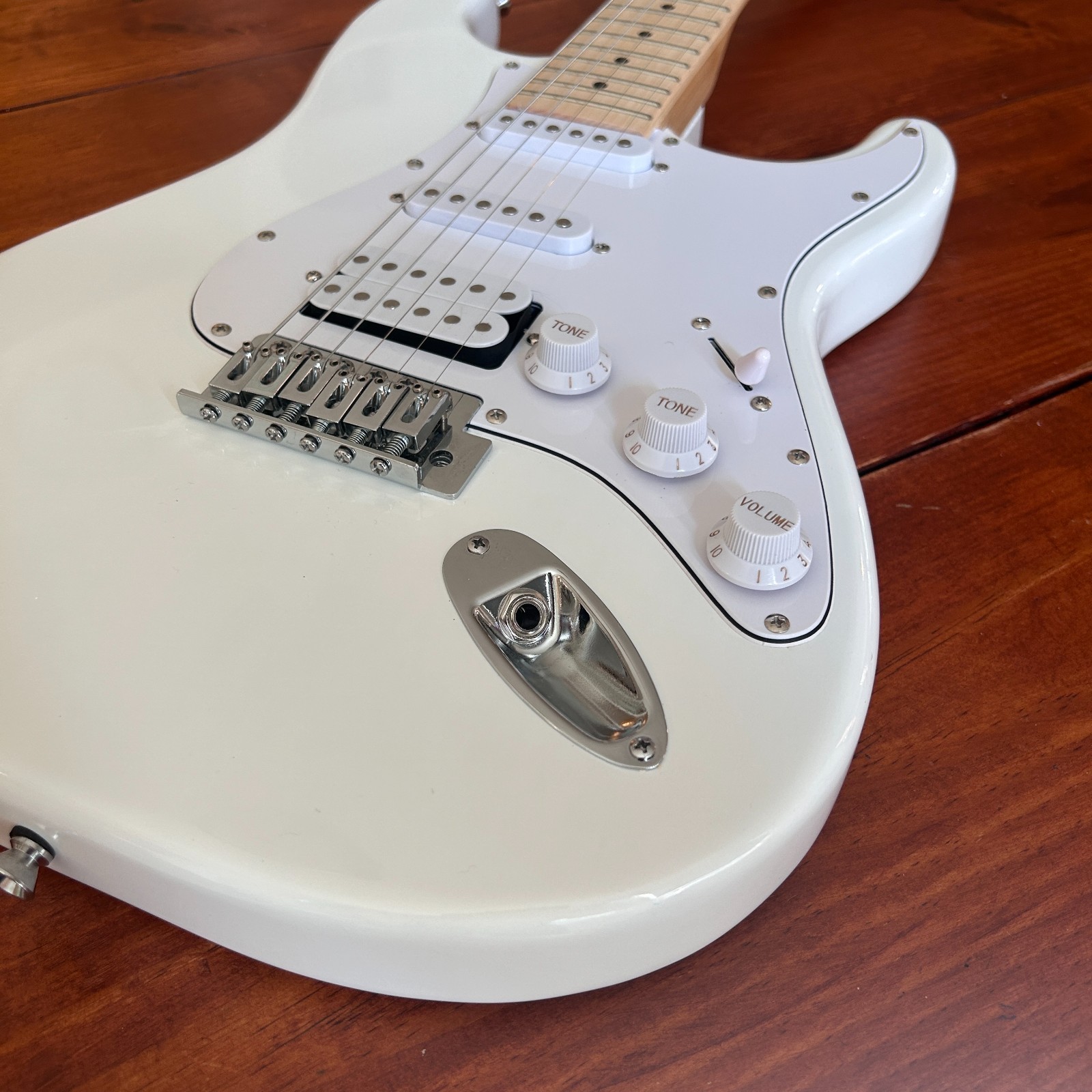 All-In-One White Electric Guitar Package with 20w Amp, Full-Size, H-S-S Pickups