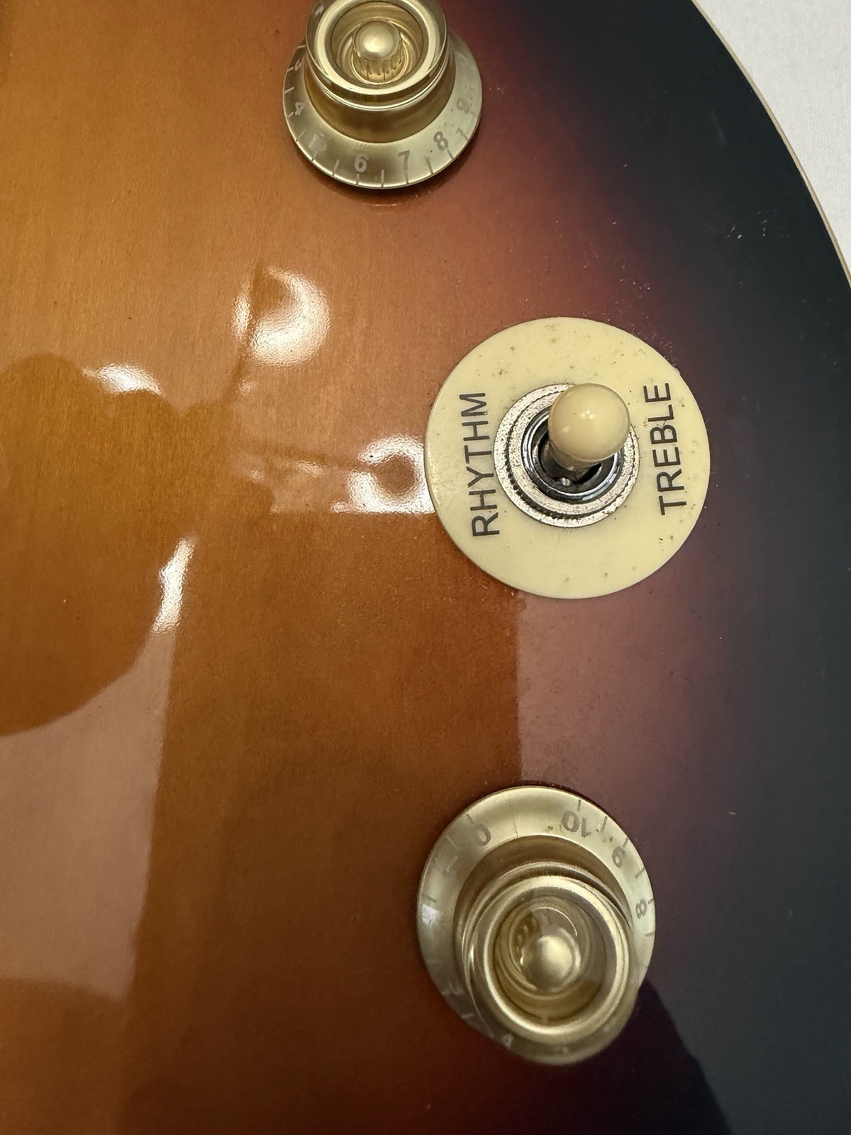 Donner DLP-124 6-String LP Style Electric Guitar – Sunburst And Fender Case