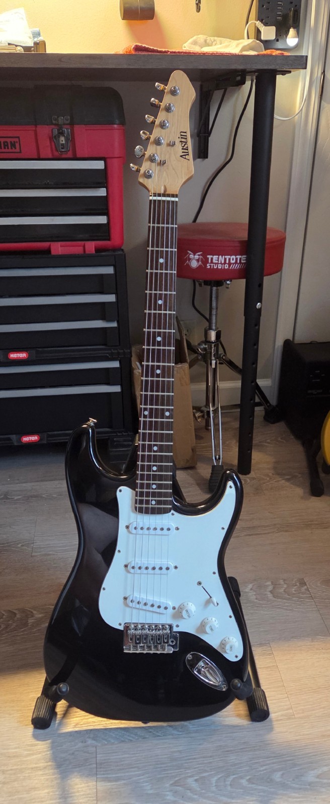 Austin S Style Electric Guitar includes Auto-locking strap! Plays Awesome!