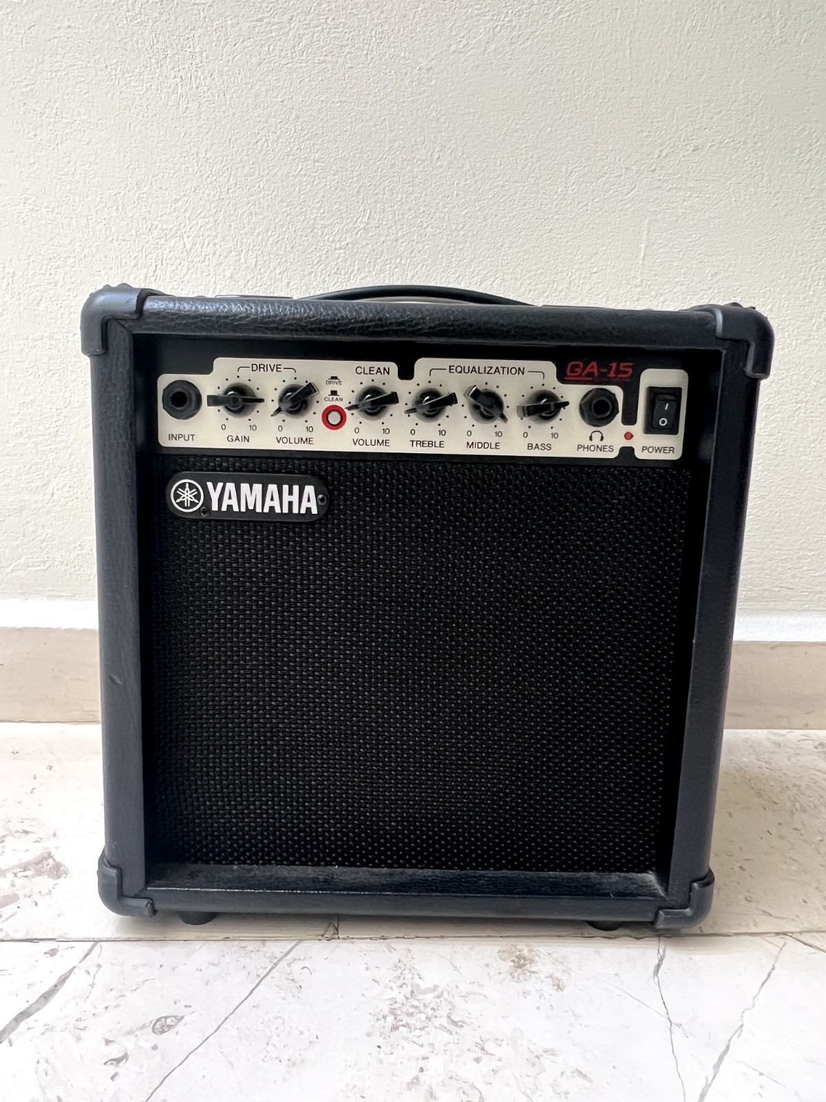 Guitarra Eléctrica Yamaha ERG 121C (equipo completo y accesorios).