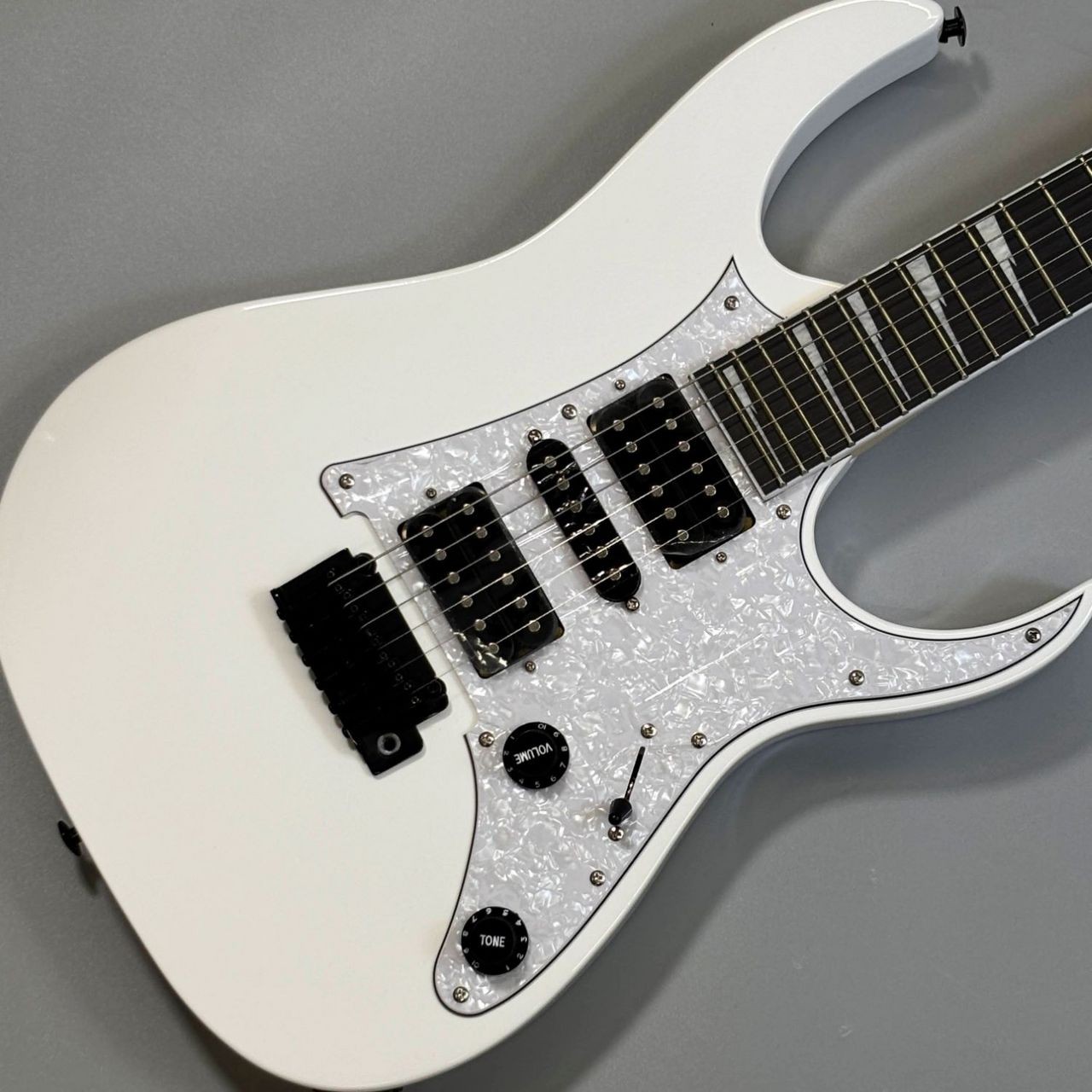 Ibanez RGV250 WH White Electric Guitar, Stratocaster Style, Synchronised Tremolo