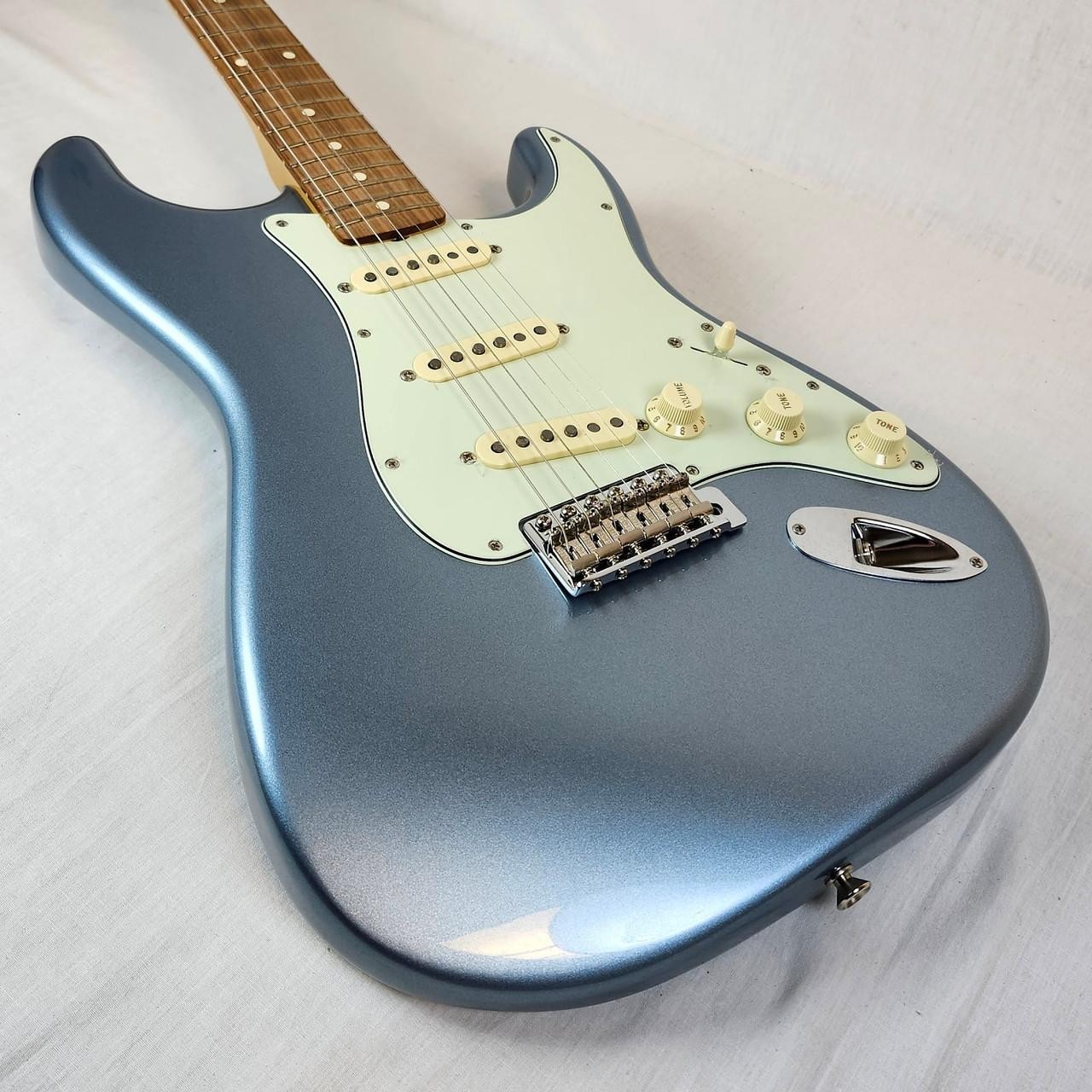 Fender Vintera ’60s Stratocaster, Pau Ferro FB, Ice Blue Metallic, Deluxe Gig Ba