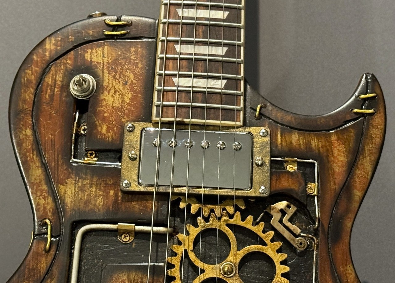 Martper Guitars LP Apocalipse: Overwhelming steampunk feel, 4.07kg