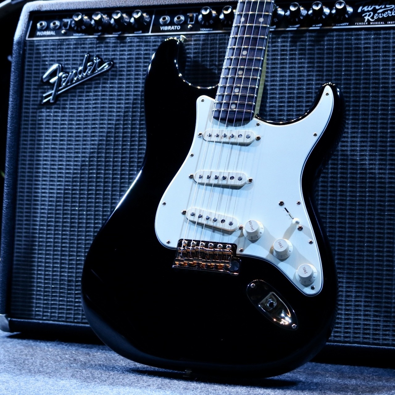 Fender Limited Edition American Vintage II 1961 Stratocaster Gold HW Black