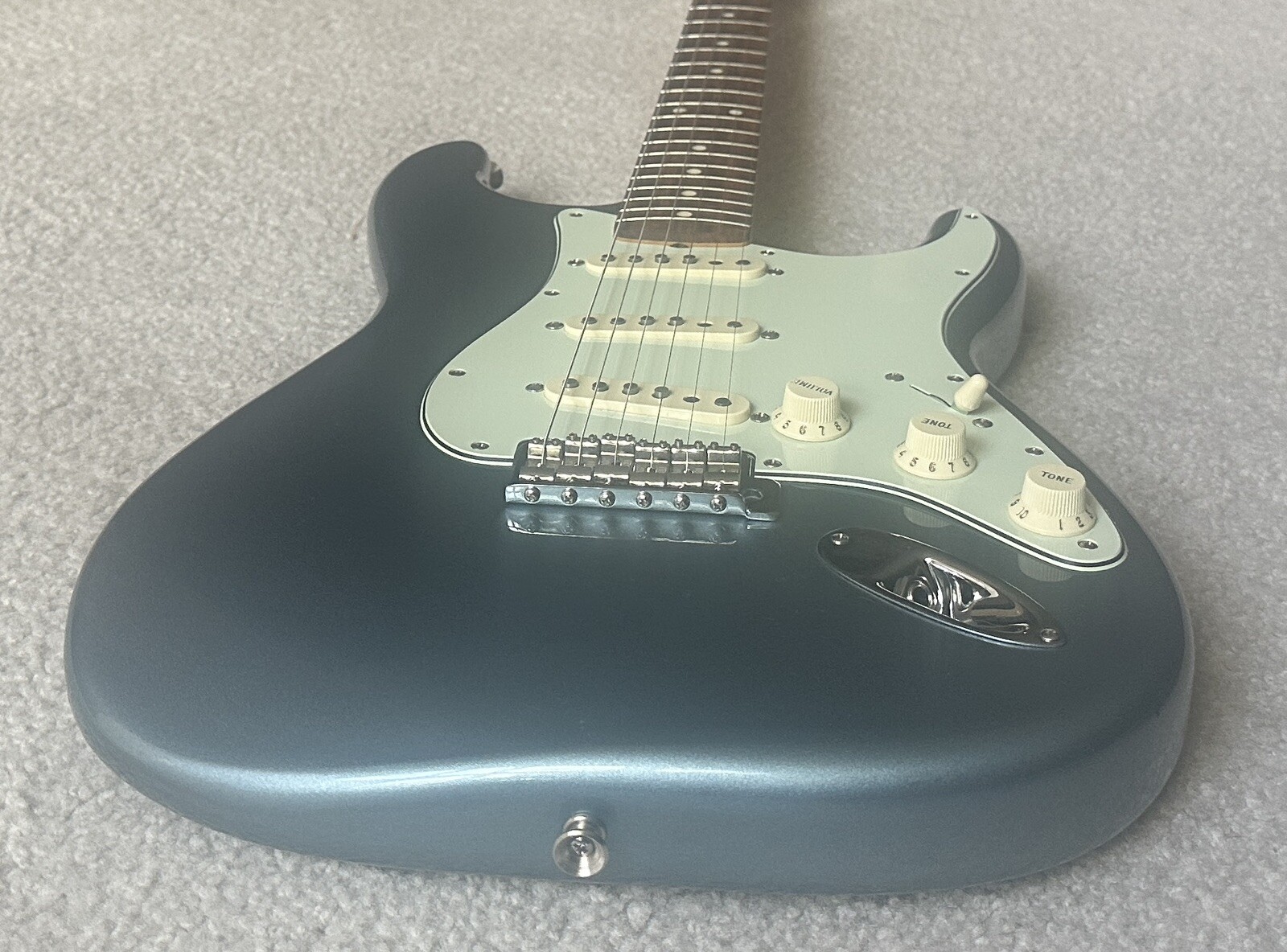 2019 Fender® Vintera 60’s Stratocaster Ice Blue Metallic w/Hard Case EXCELLENT!