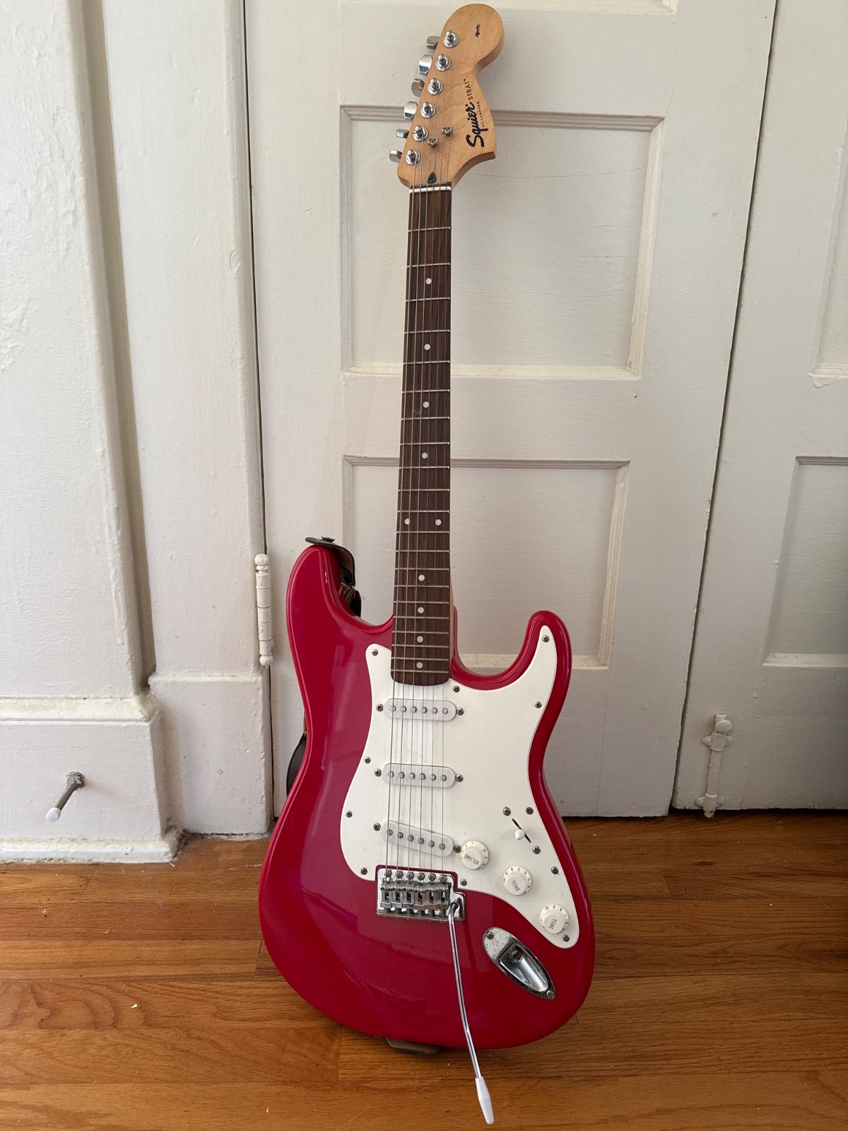 Squire Strat guitar, Red, hardly used, in good condition