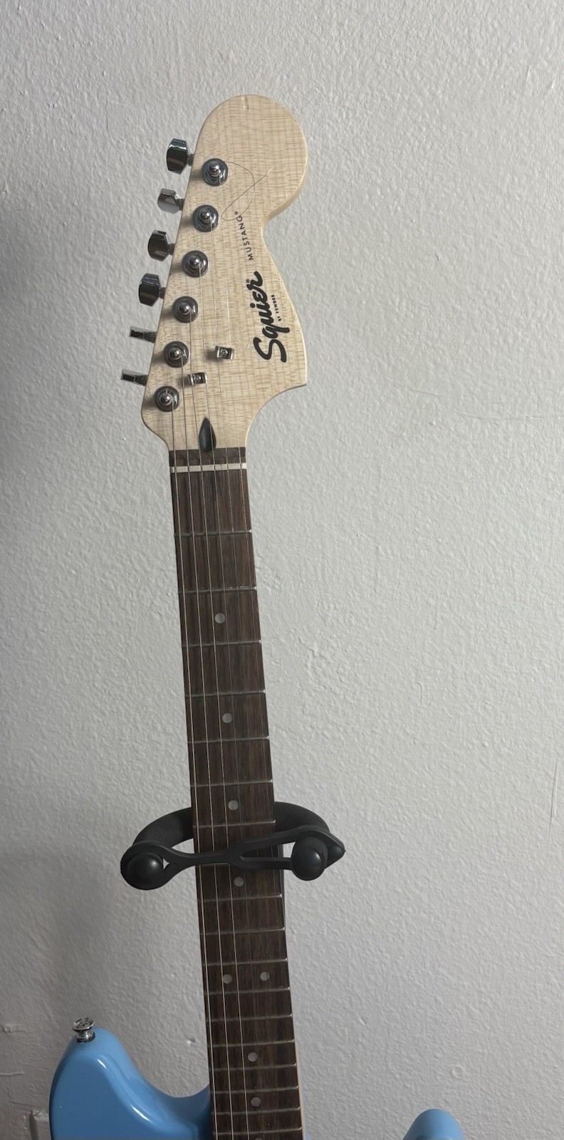 Slightly used Electric Guitar Starter Kit – Amp, Stand, Cable