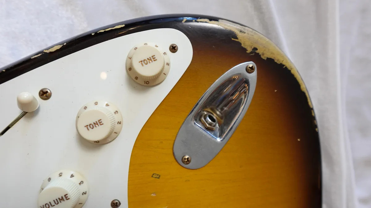 2005 Fender Custom Shop Relic Strat – 6 pounds