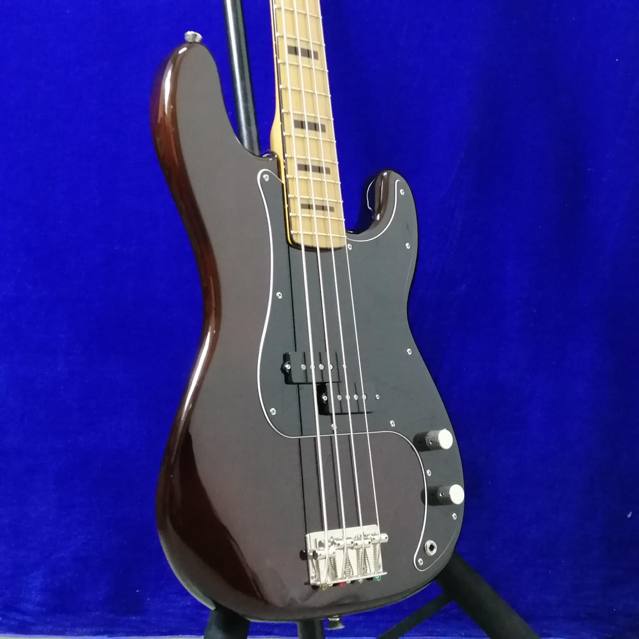 [SQUIER] Classic Vibe 70s PB Walnat Used Nato body Maple fingerboard w/Soft case