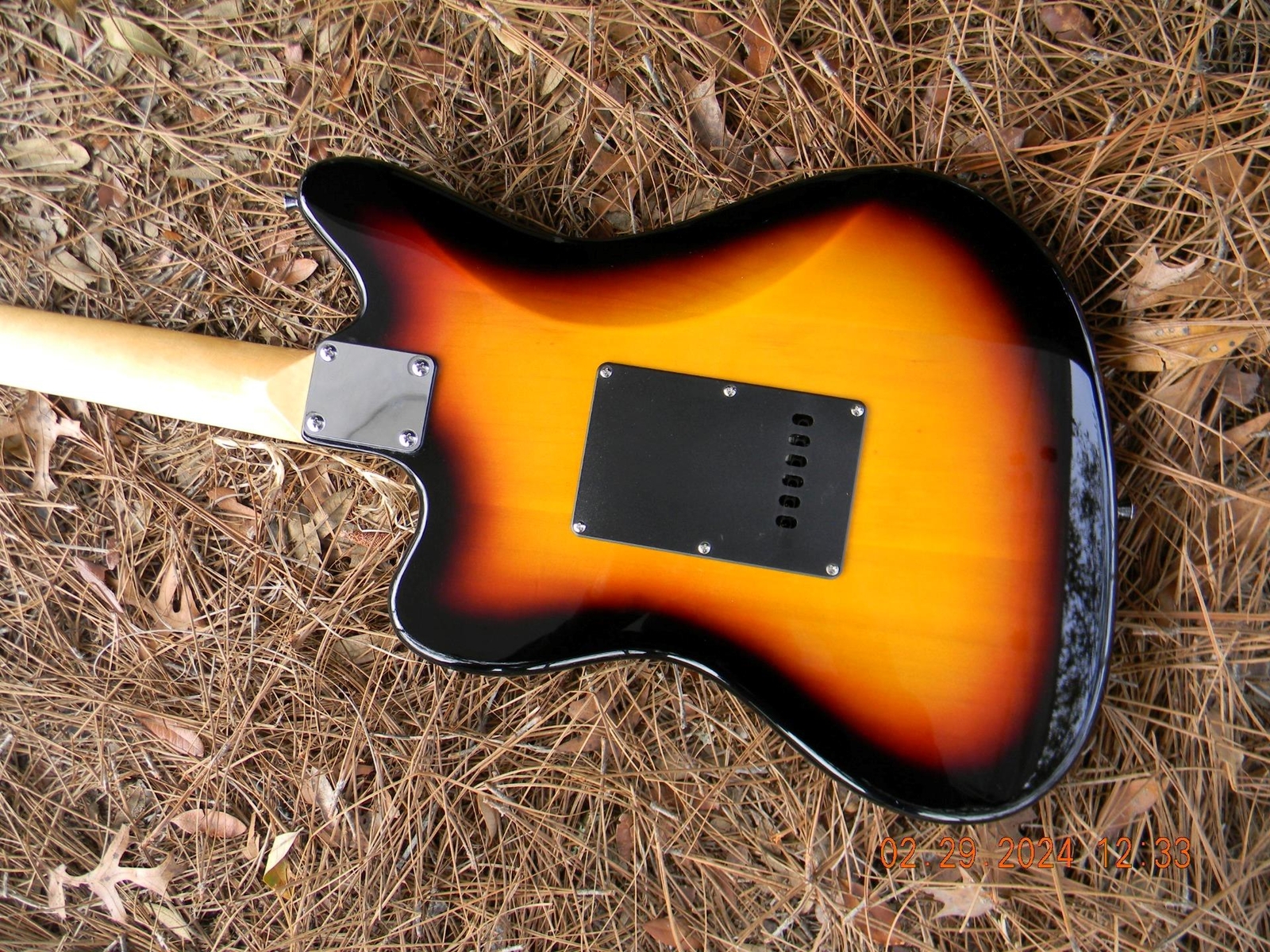 Monoprice Indio OS30 Offset , Hot Cream P90’s,Upgraded Capacitor, Gigbag,Nice