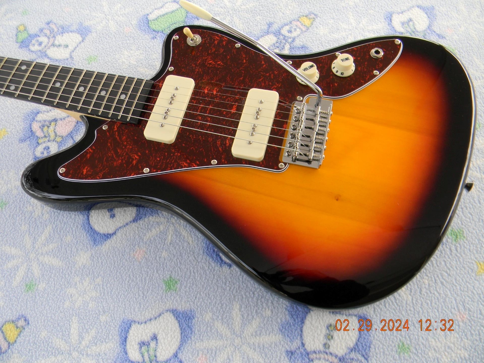 Monoprice Indio OS30 Offset , Hot Cream P90’s,Upgraded Capacitor, Gigbag,Nice