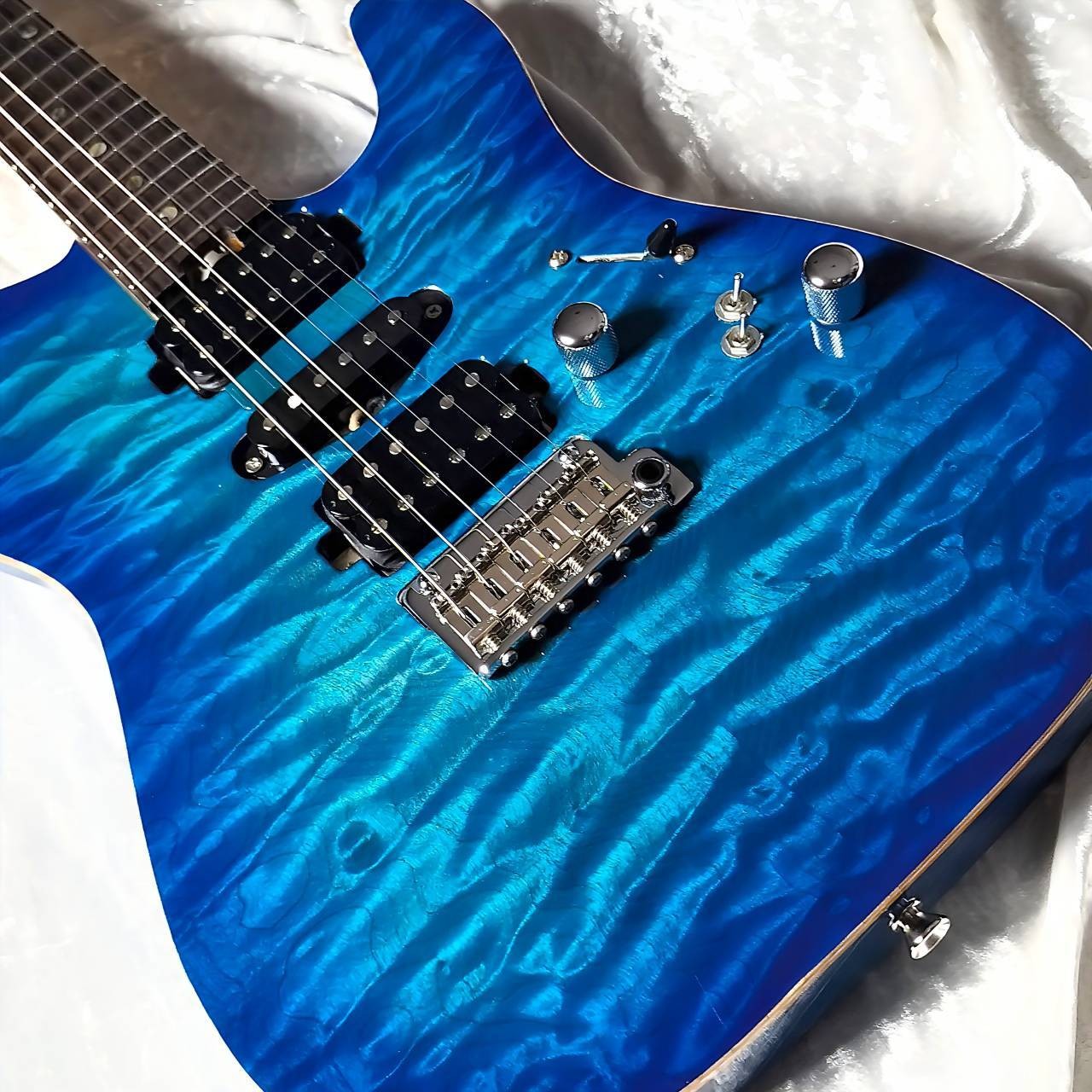 Infinite Trad T Bora Bora Blue Burst 5A Quilt Maple Roasted Flame Maple Master B