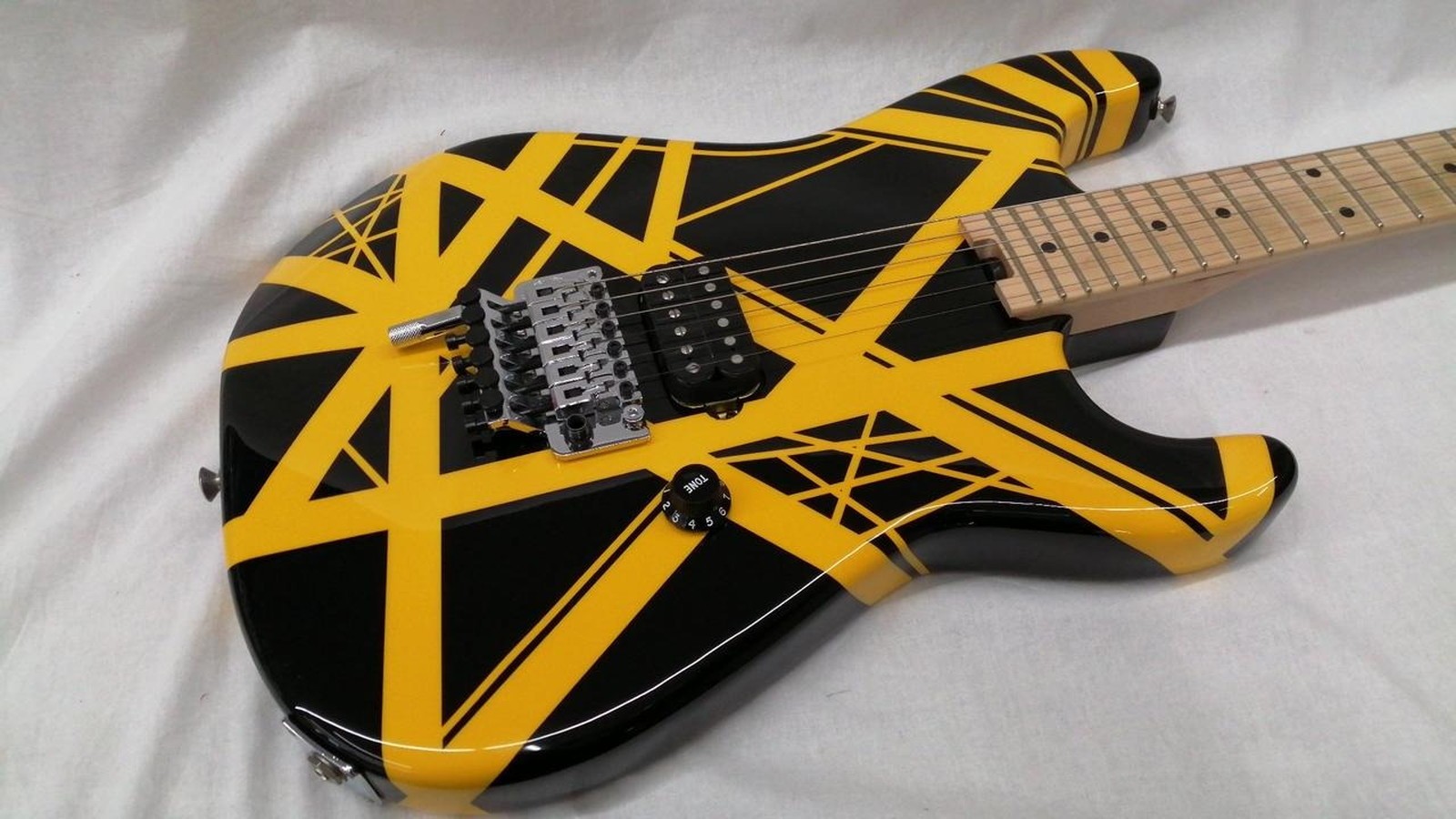 EVH Striped Series -Black with Yel Used Basswoodbody Maple fingerboard w/Gigcase