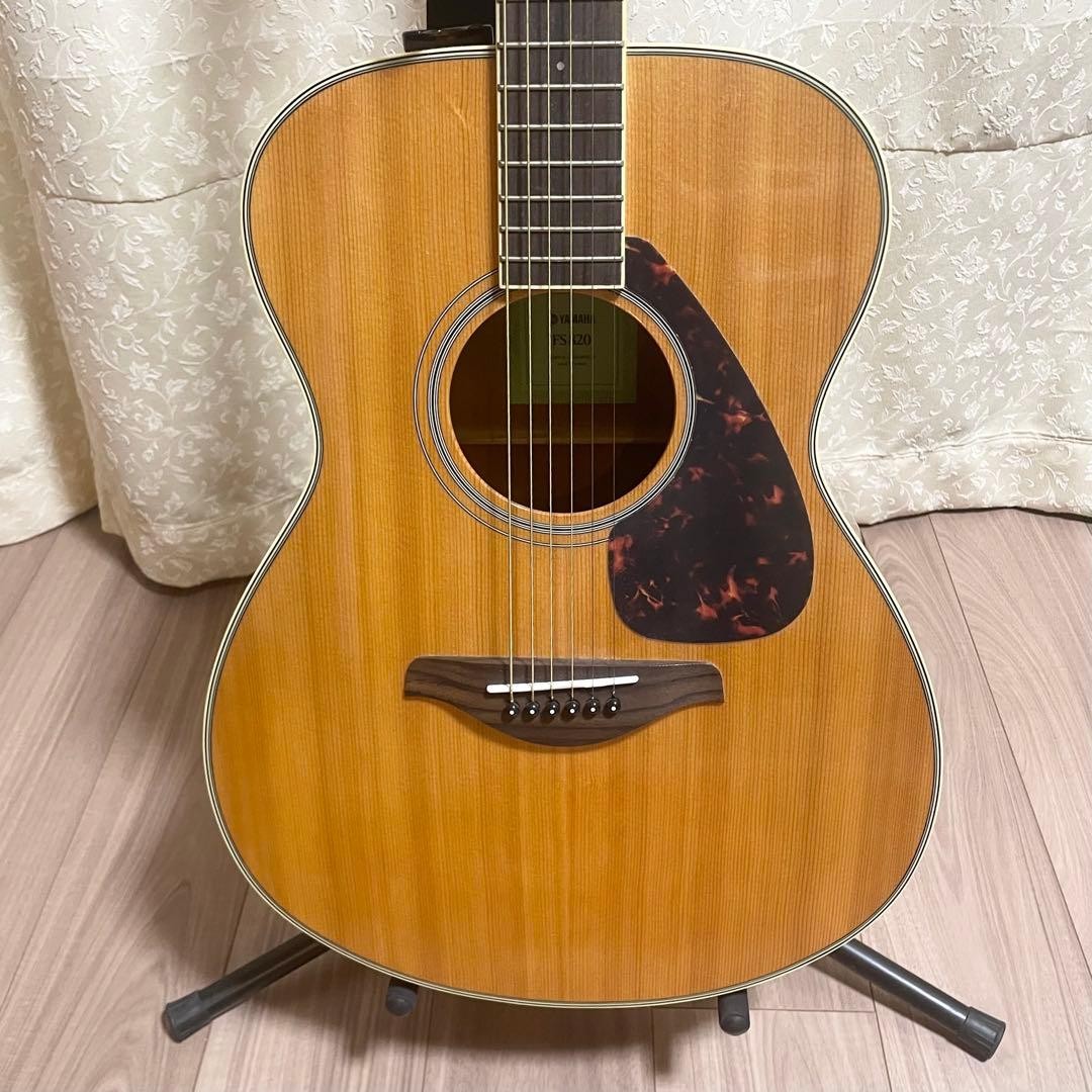 YAMAHA FS820 acoustic guitar