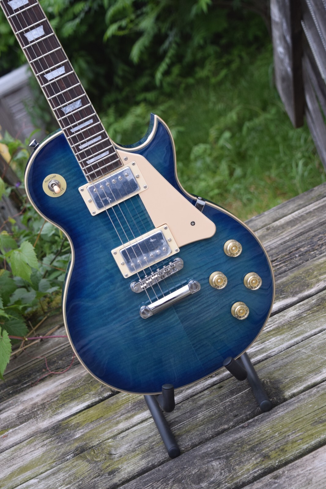 Electric Guitar Mahogany Body Maple Top into Blue Finish (Groove Canadian Brand)