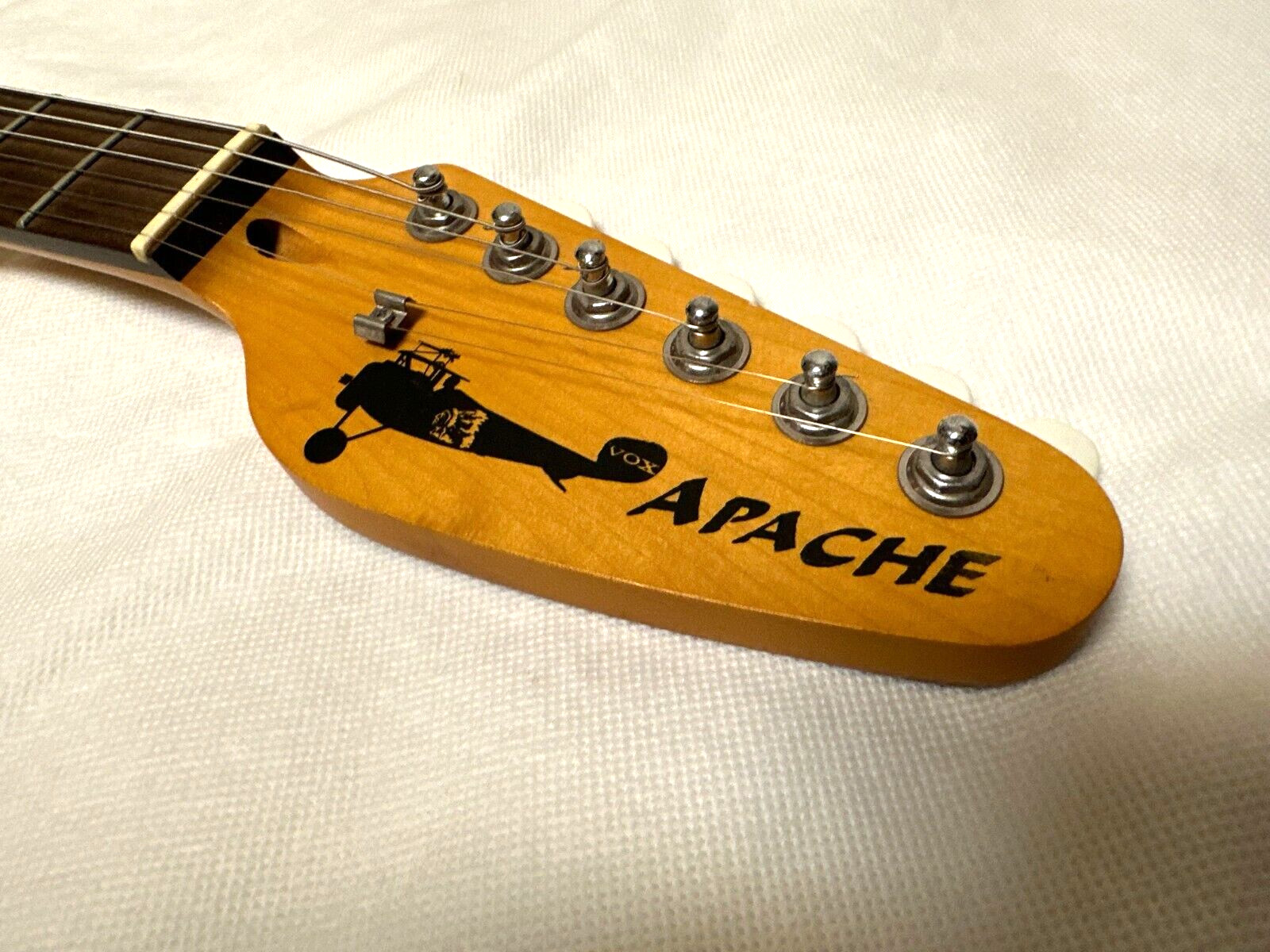 VOX APACHE-2 Phantom Guitar Vintage White Built-in Speaker Battery Drive