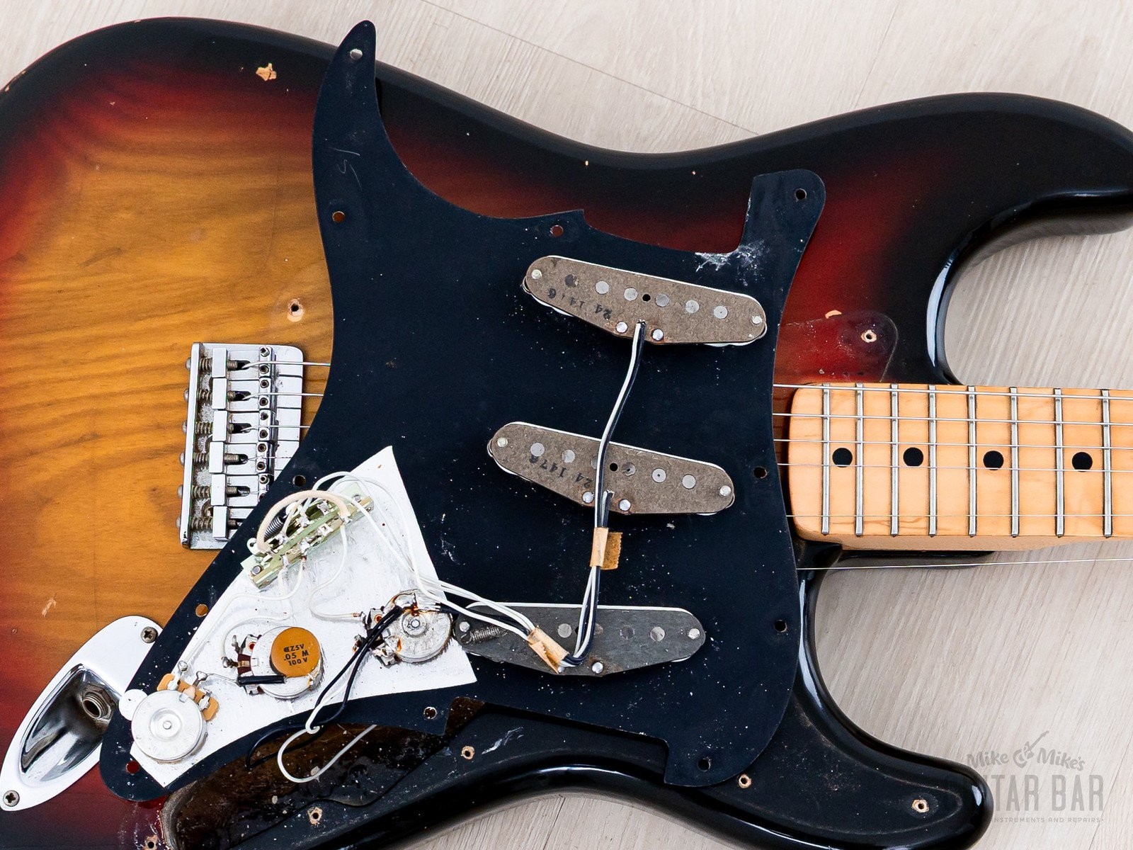 1976 Fender Stratocaster Hardtail Vintage Electric Guitar Sunburst w/ Case