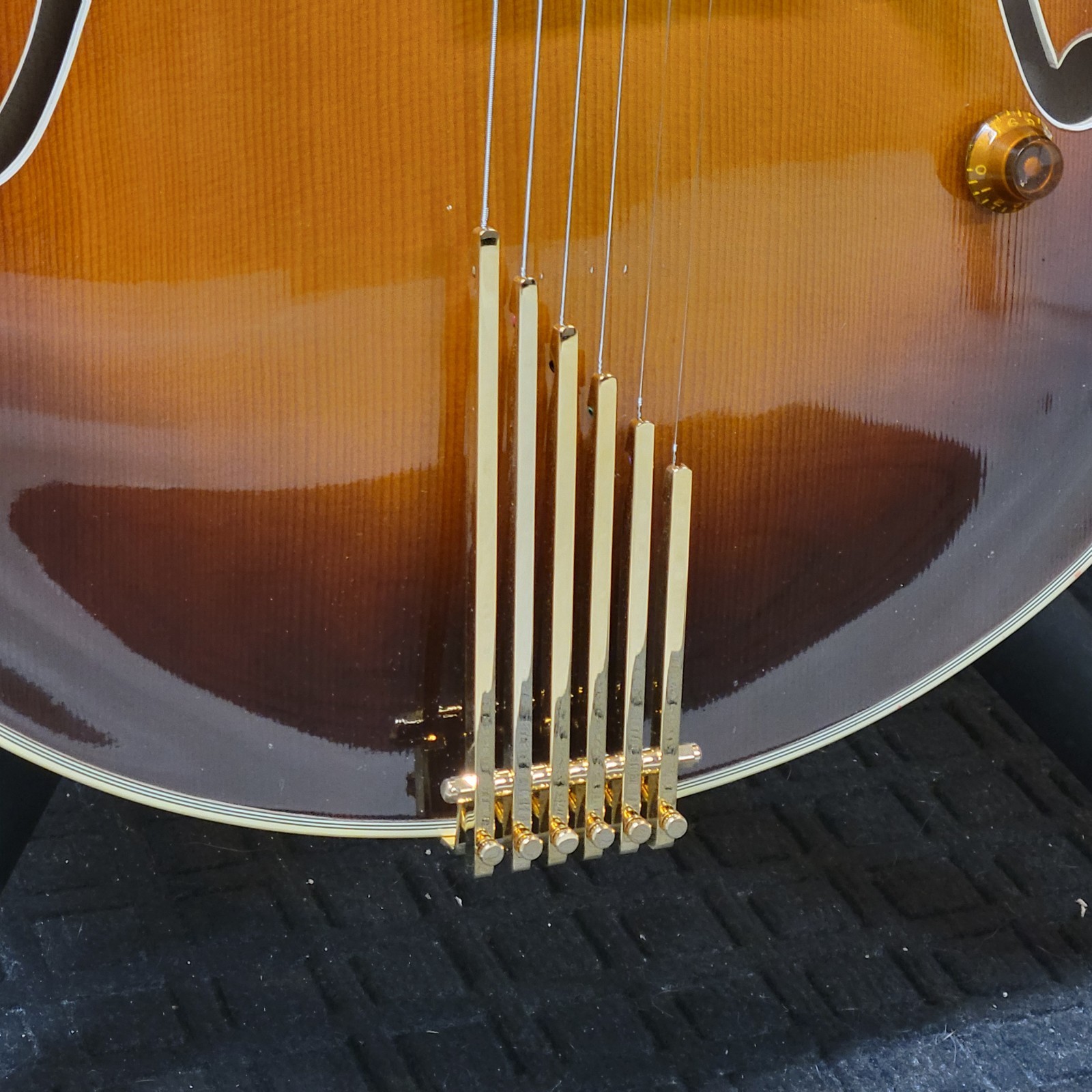 1980 Gibson Super V CES – Sunburst